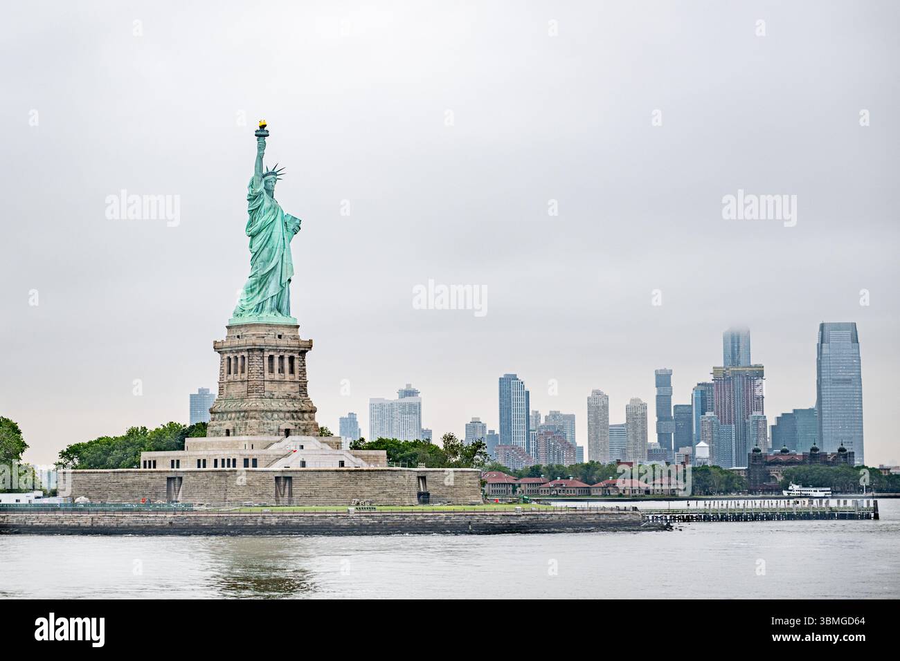 Freiheitsstatue grauer Himmel - bewölkter Himmel Lady Liberty auf Liberty Island - New York - nationales Wahrzeichen historische Stätte - Frédéric Auguste Bartholdi Stockfoto