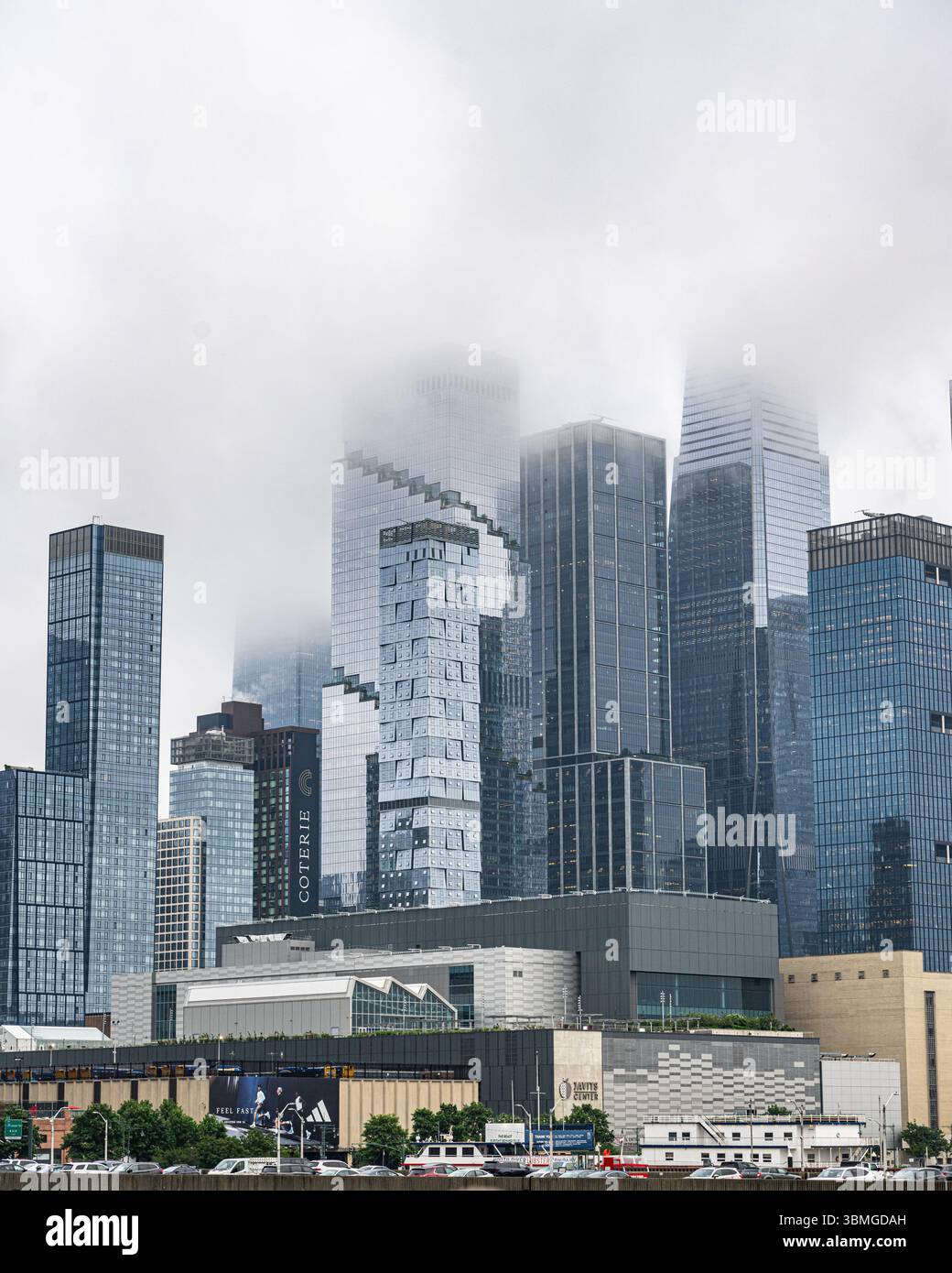 Wolkenkratzer der Skyline von New York City - Blick vom Hudson River Bootstour verregneter NYC Urlaubstourismus Stockfoto