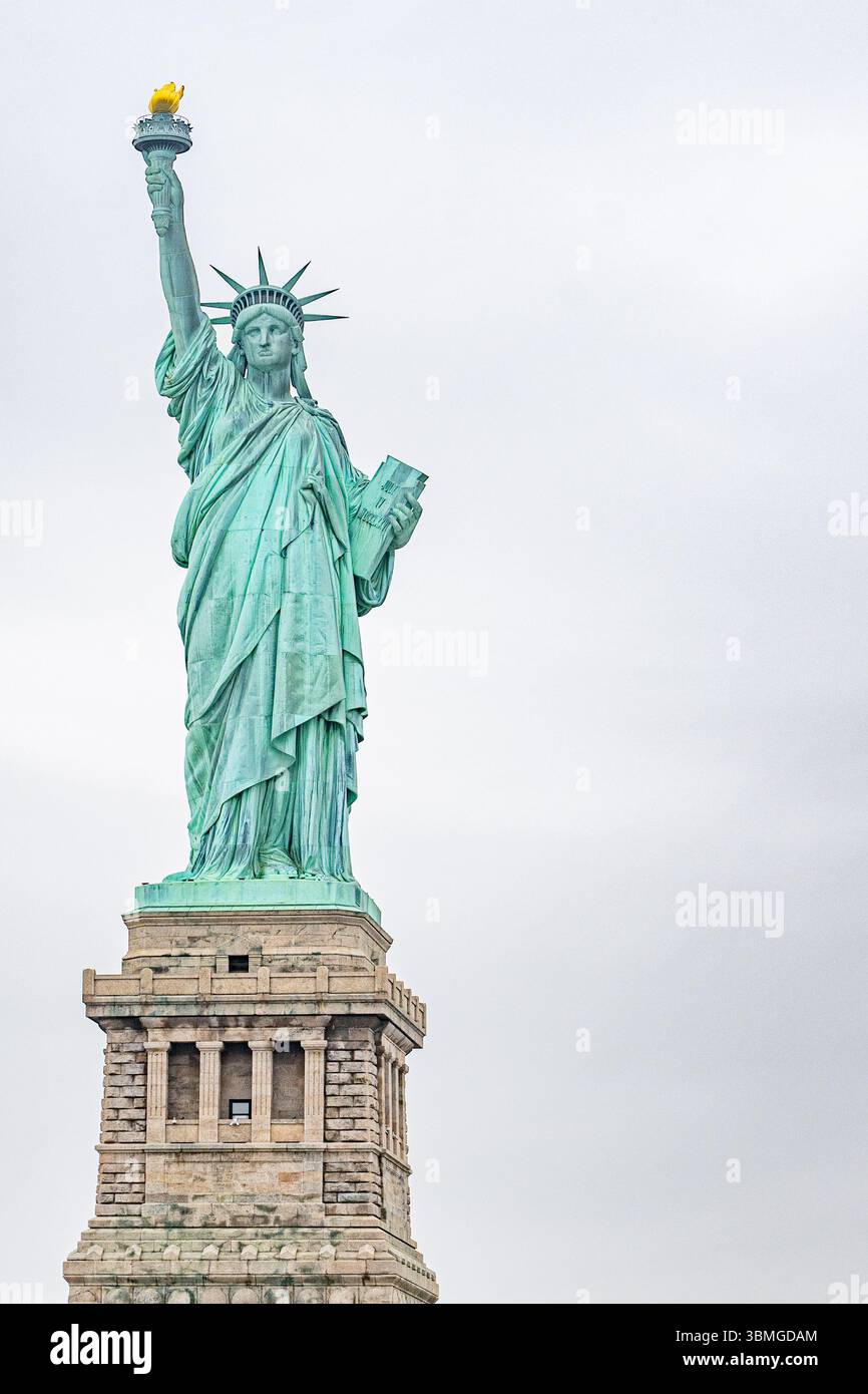 Freiheitsstatue grauer Himmel - bewölkter Himmel Lady Liberty auf Liberty Island - New York - nationales Wahrzeichen historische Stätte - Frédéric Auguste Bartholdi Stockfoto