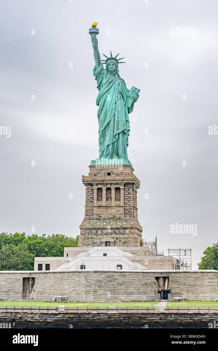 Freiheitsstatue grauer Himmel - bewölkter Himmel Lady Liberty auf Liberty Island - New York - nationales Wahrzeichen historische Stätte - Frédéric Auguste Bartholdi Stockfoto