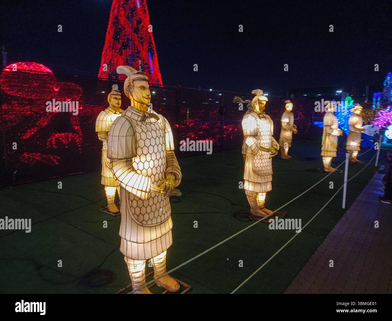 Toronto, ON, Kanada – 18. Oktober 2024: Die massiven Illumi-Lichtstatuen und -Installationen werden auf dem Lichtfestival in Toronto vorgestellt. Stockfoto Toronto, ON, Kanada – 18. Oktober 2024: Die massiven Illumi-Lichtstatuen und -Installationen werden auf dem Lichtfestival in Toronto vorgestellt. Stockfoto