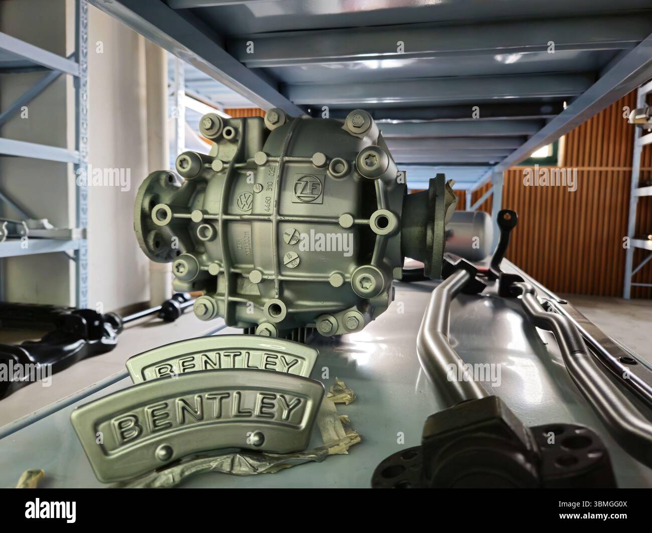 Bentley Differential- und Markendichtsattelabdeckungen auf Werkstattregalen Stockfoto