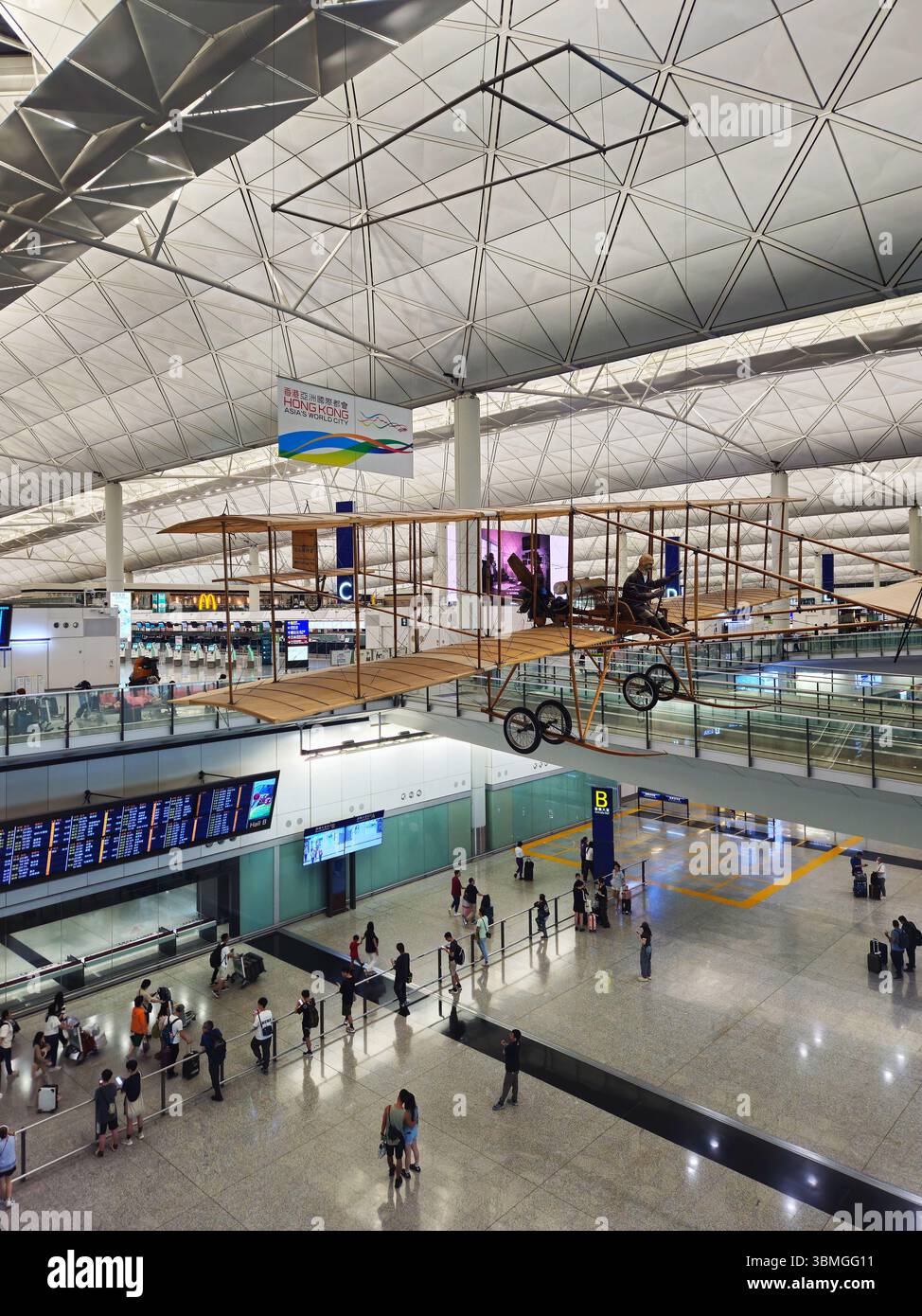 „Spirit of Sha Tin“-Replik am Terminal 1 des internationalen Flughafens von Hong Kong Stockfoto