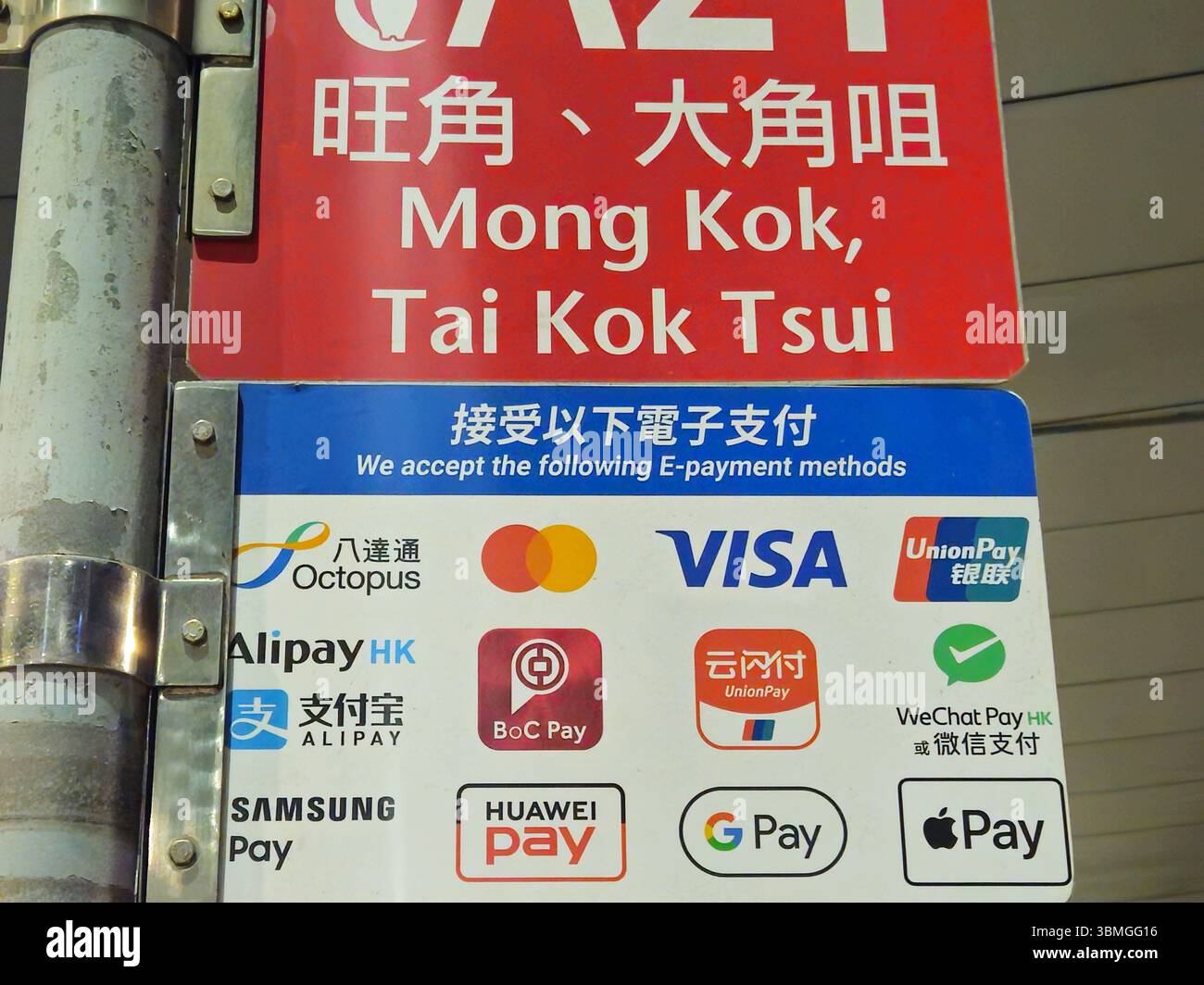 Mehrsprachiges Bushalteschild mit E-Payment-Logos, Hongkong Stockfoto