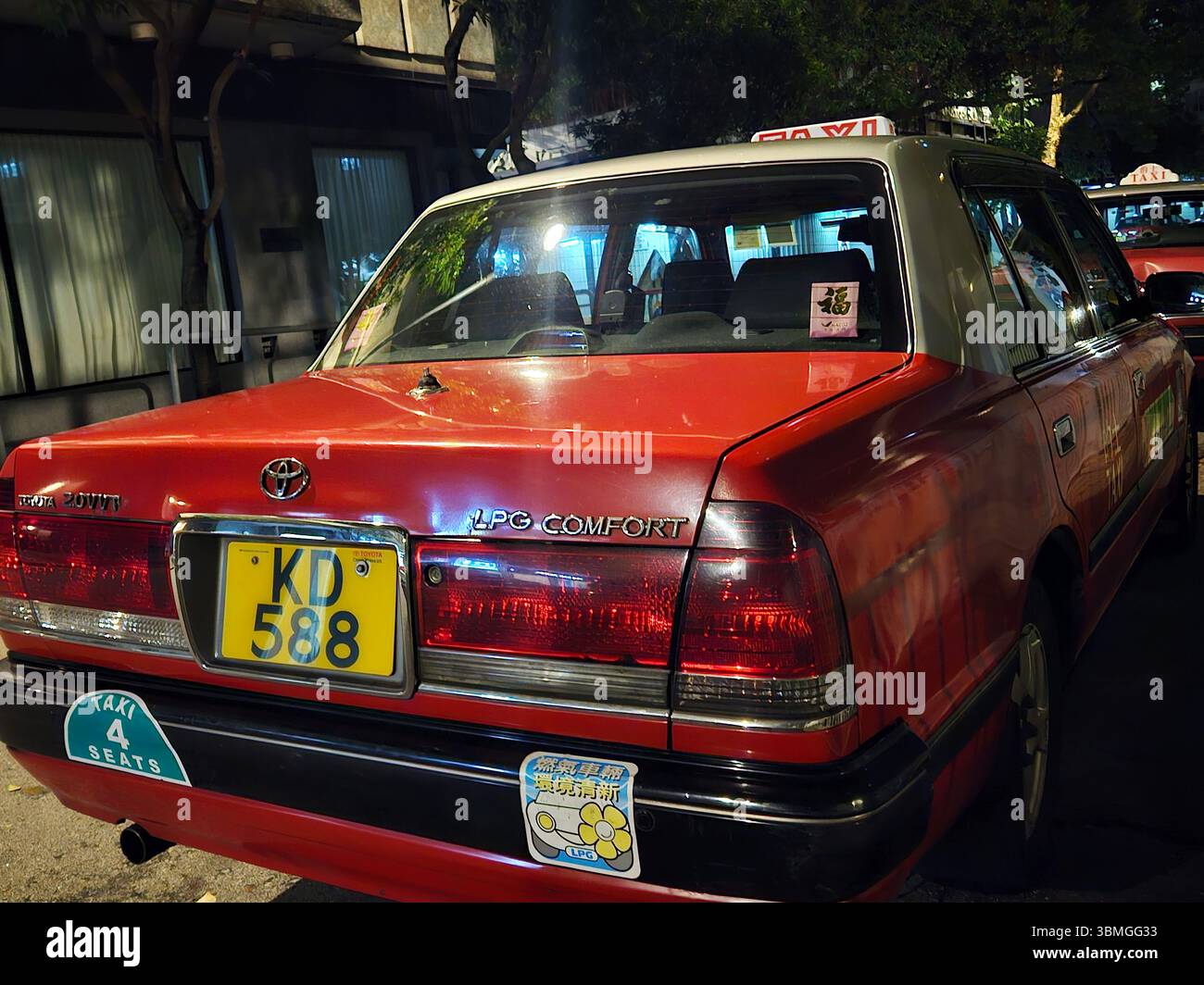 Hong Kong LPG Red Taxi Rückansicht Nachtstraße Minimalismus Stockfoto