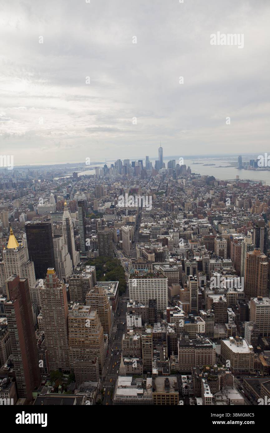 Das Stadtbild Manhattans zeigt sich in flachem Design mit Glastürmen, Flussbrücke und Stadtstraßen Stockfoto
