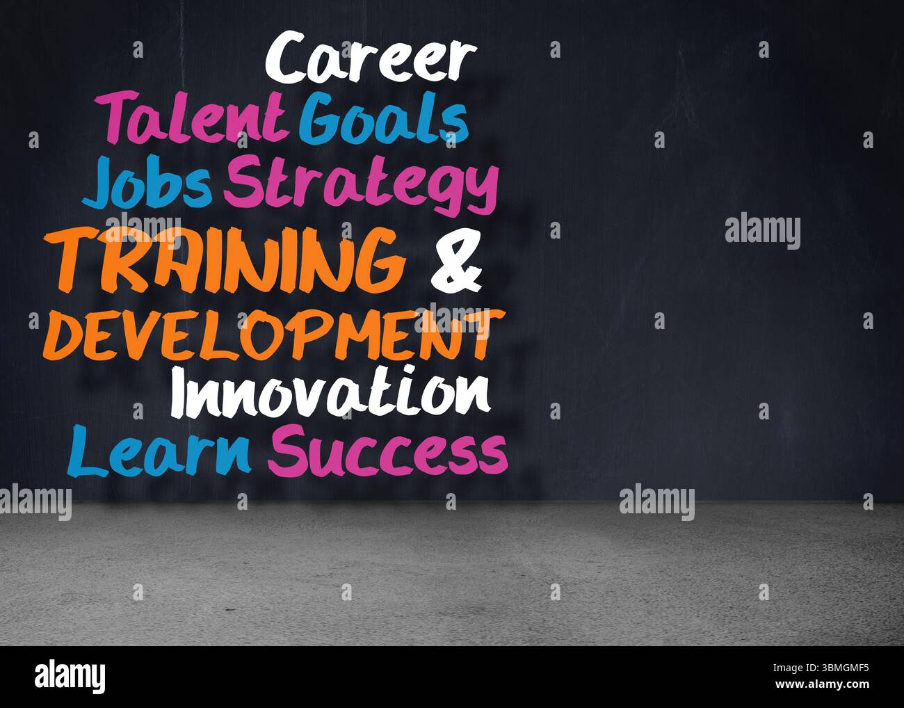 Auf der Tafel, mit Betonboden und Kopierraum erscheinen Motivationsworte mit flachen Vektoren Stockfoto