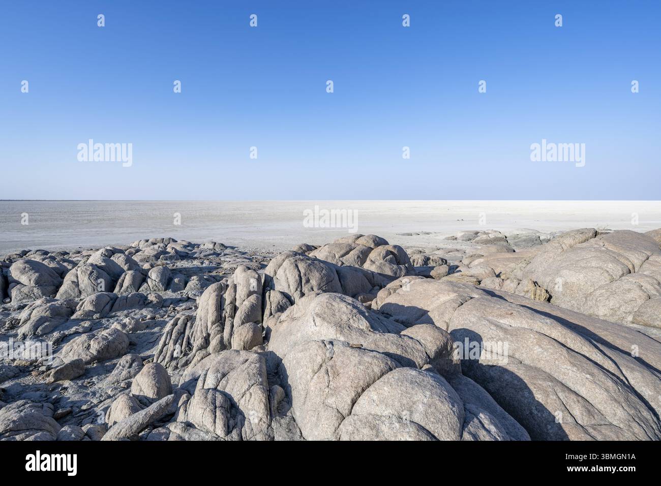 Runde Felsen, Blick über die Salzpfanne, Kubu Island (Lekubu), Sowa Pfanne, Makgadikgadi Salzpfannen, Botswana, Afrika Stockfoto