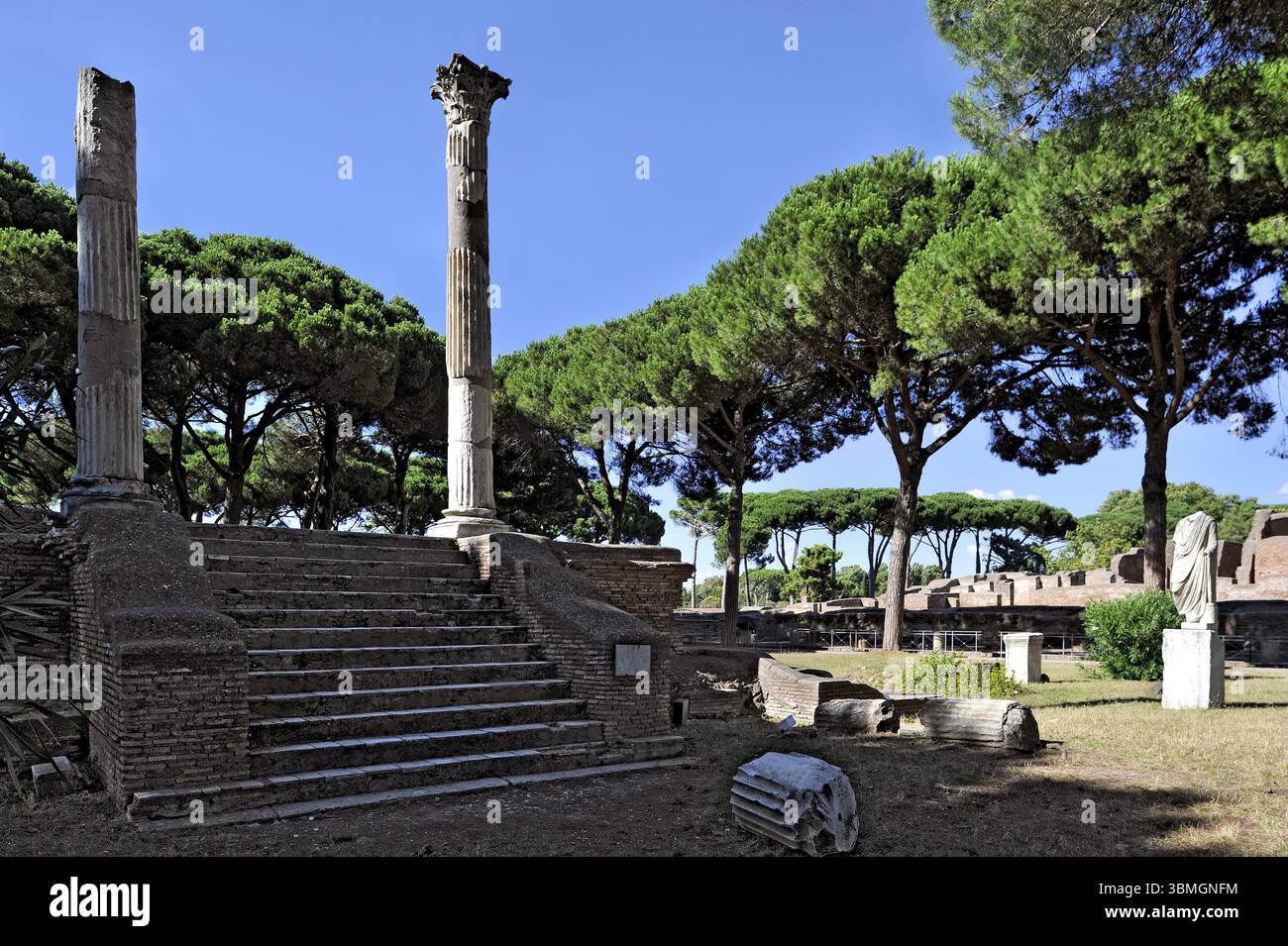 Ruinen des Tempio di Cerere, Tempel der Göttin Ceres, Überreste, Podiumtempel mit Treppe und Säulen, Piazzale delle Corporazioni, altes po Stockfoto
