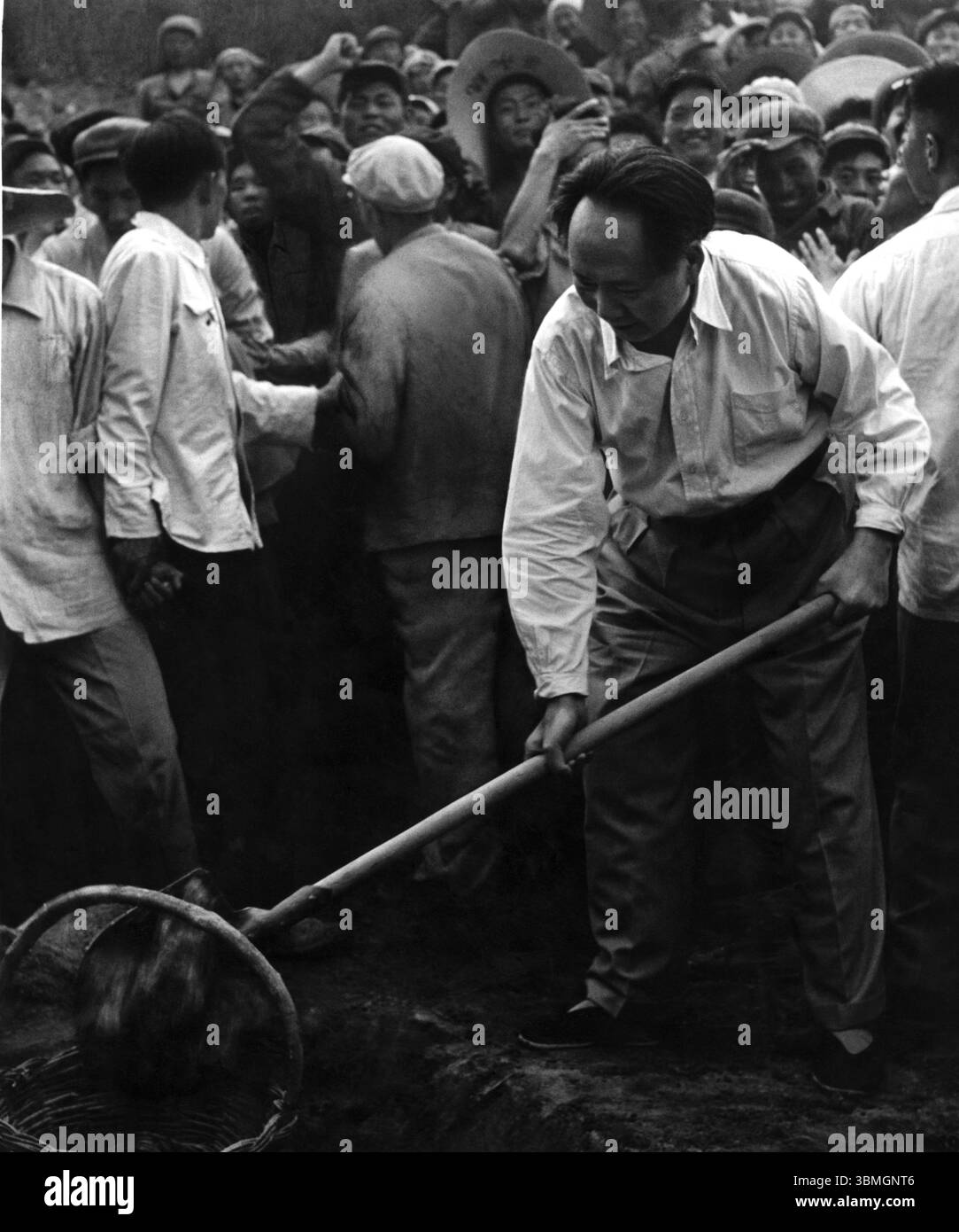 Porträt von Mao Zedong oder Mao TSE-tung, die 1958 die Shi San Ling Ming-Gräber besuchten Stockfoto