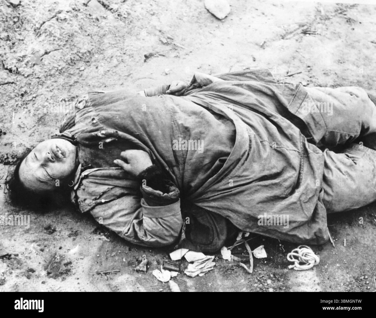 Chinesin in der Brenan Road, Shanghai. Schuss für Plünderungen. Der zweite Chinesisch-Japanische Krieg begann am 7. Juli 1937 und dauerte bis zum 9. September 1945. Das war es Stockfoto