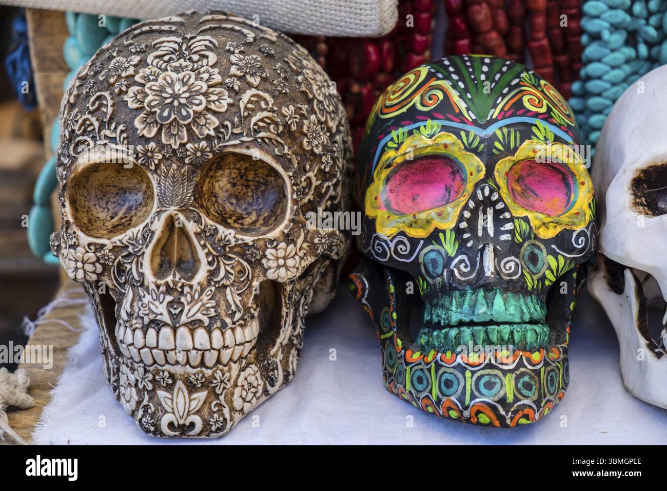 Dekorierte Schädel auf dem Markt, Santo Tomas Chichicastenango, Republik Guatemala, Zentralamerika Stockfoto