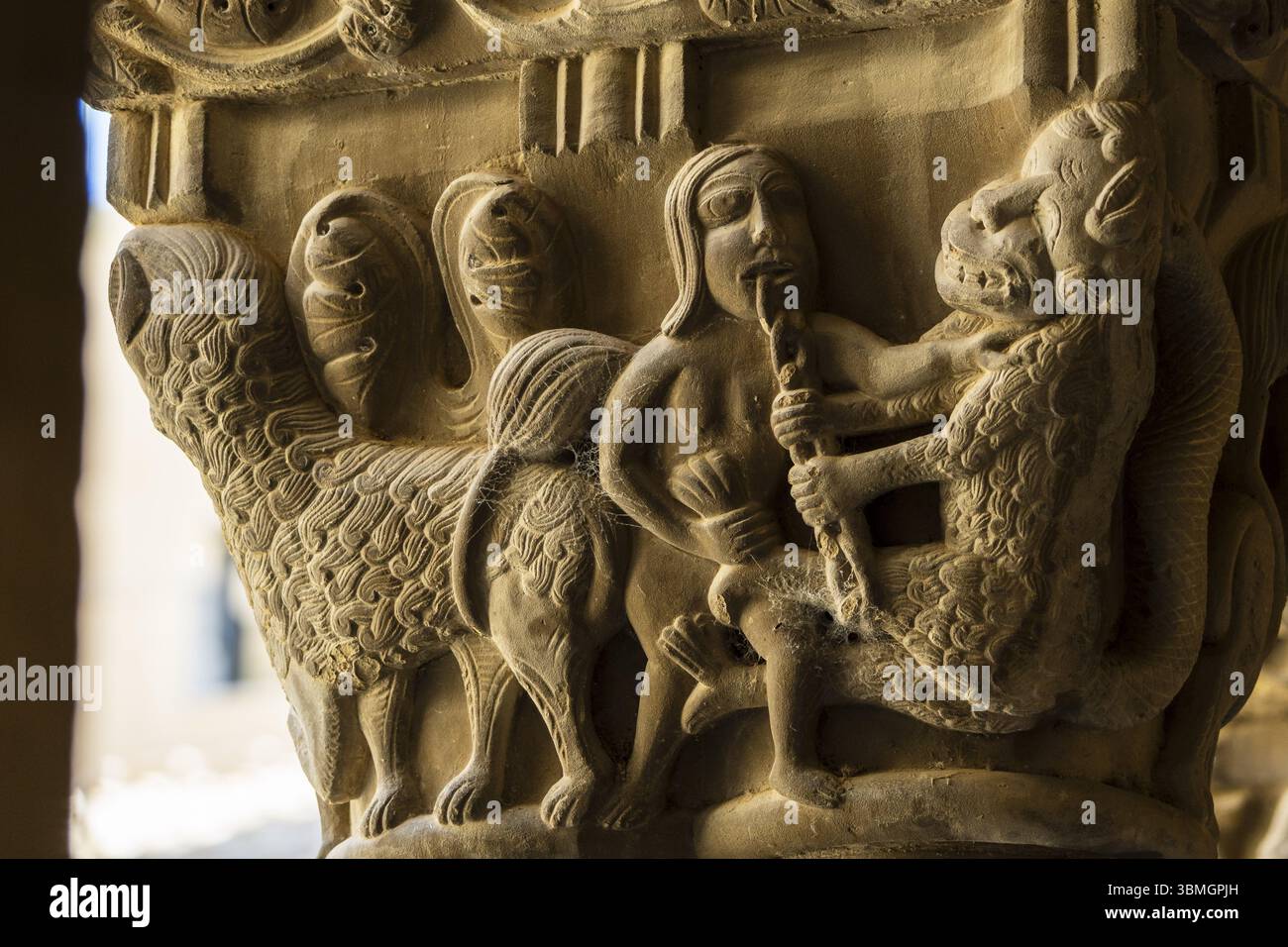 Frau mit einer Kette im Mund, die mit einer fantastischen Bestie kämpft, romanische Hauptstadt im Kreuzgang, Kloster San Pedro el Viejo, Huesca, Gemeinde Aragon Stockfoto