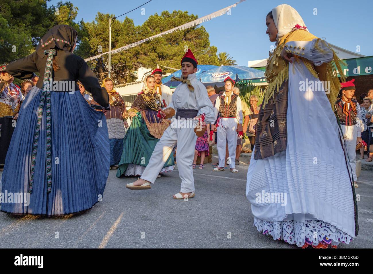 Paare tanzen, traditionelle Landtanz-Ballseiten, typisch ibizanischer Tanz, Portinax, Ibiza, Balearen, Spanien, Europa Stockfoto