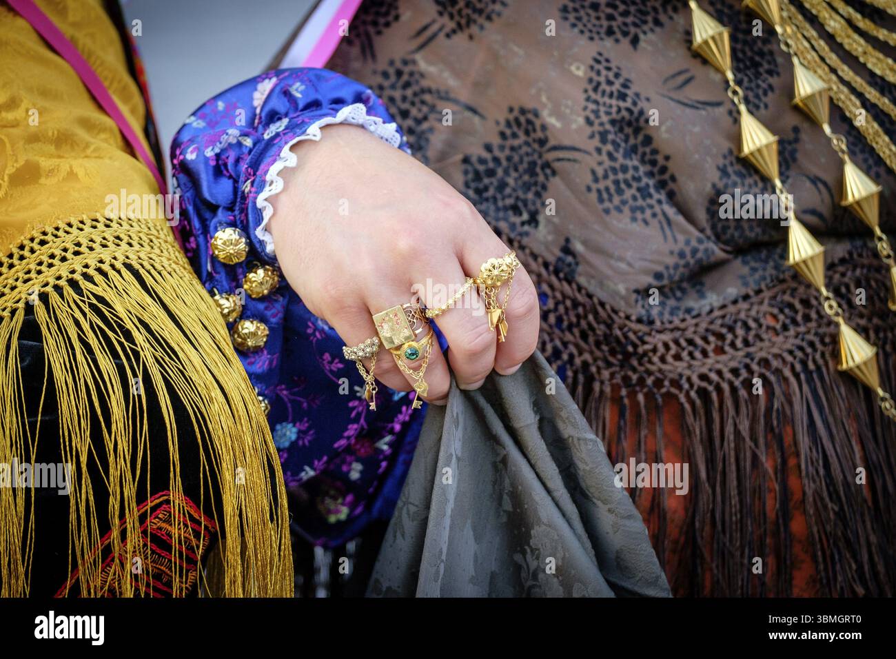Details der traditionellen Damenkostüme, der traditionellen Ballseiten des Landtanzes, des typischen ibizanischen Tanzes, Portinax, Ibiza, Balearen, Spanien, Europa Stockfoto