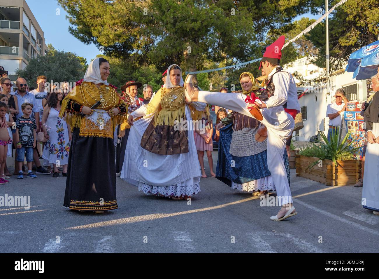 Paare tanzen, traditionelle Landtanz-Ballseiten, typisch ibizanischer Tanz, Portinax, Ibiza, Balearen, Spanien, Europa Stockfoto