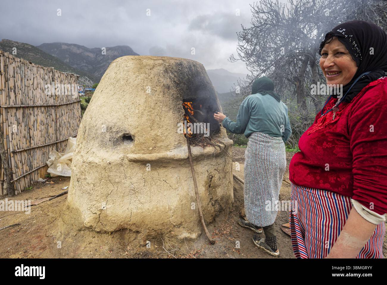 Berberfrauen backen im Ofen im Freien, Mezlafen Al Oued, Provinz Chefchaouen, Rif Mountains, Marokko, Nordafrika, Afrika Stockfoto