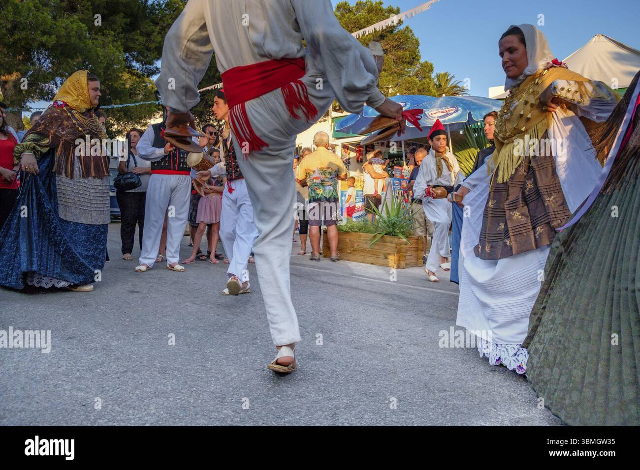Paare tanzen, traditionelle Landtanz-Ballseiten, typisch ibizanischer Tanz, Portinax, Ibiza, Balearen, Spanien, Europa Stockfoto