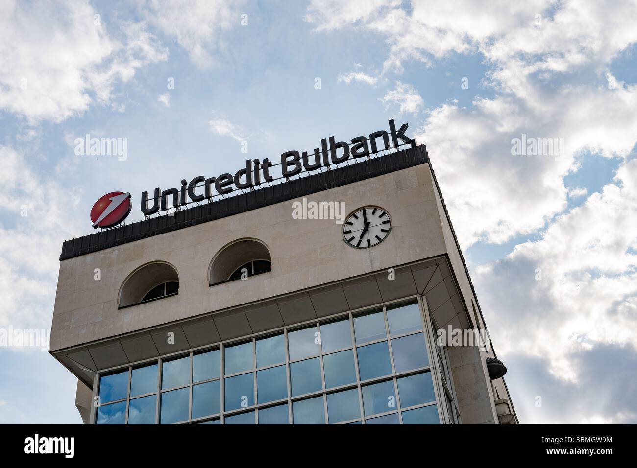Sofia, Bulgarien. Juni 2025. UniCredit ist eine europaweite Geschäftsbank mit einem bedeutenden Vorsprung Stockfoto