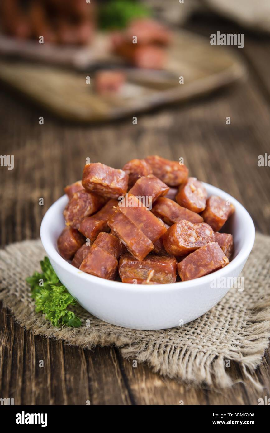 Deutsche Mettwurst (Chili aromatisiert) als Nahaufnahme (Tiefenschärfe) auf hölzernen Hintergrund Stockfoto