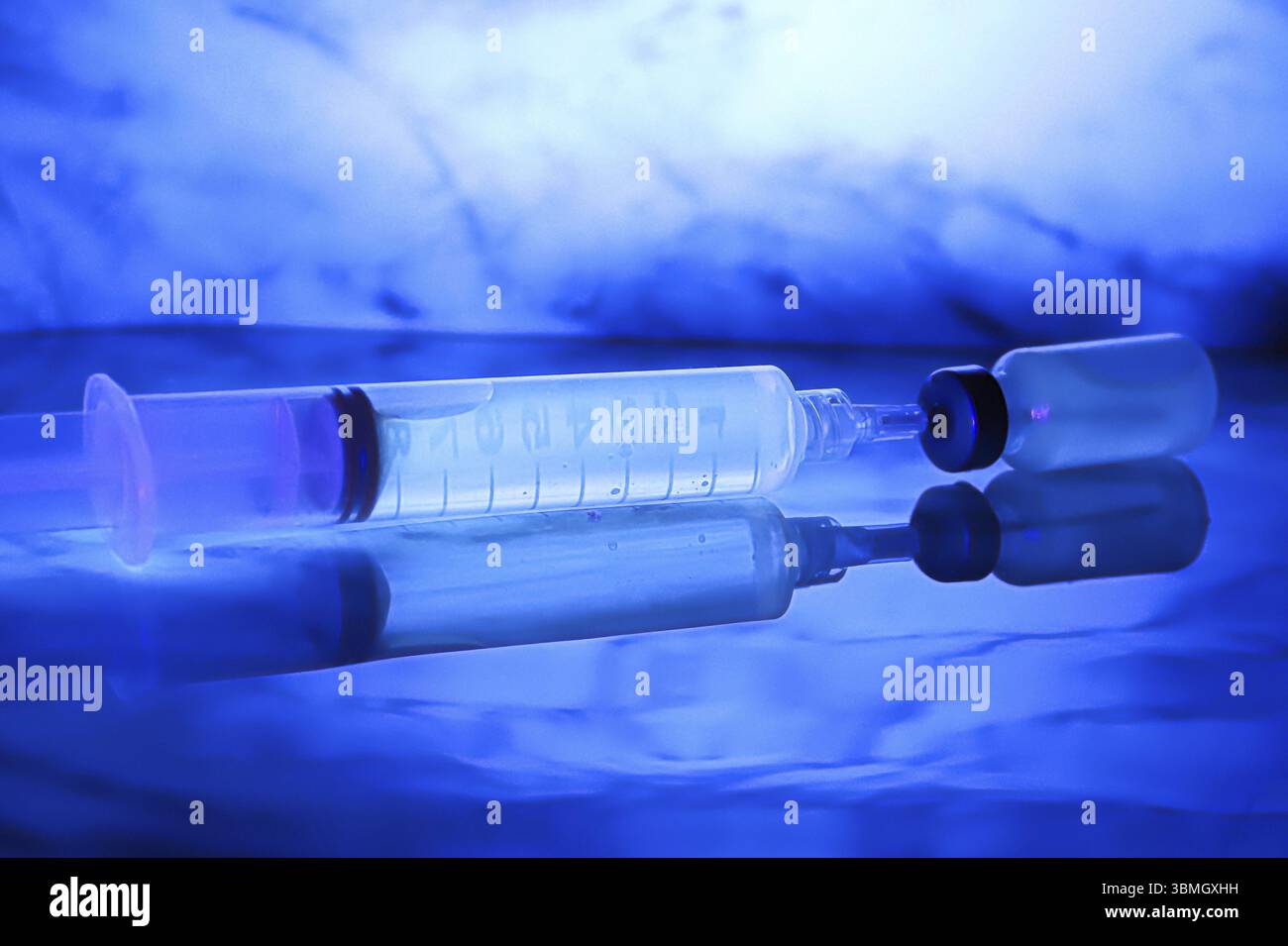 Chemikalien, die unter Schwarzlicht auf blauem Hintergrund leuchten Stockfoto