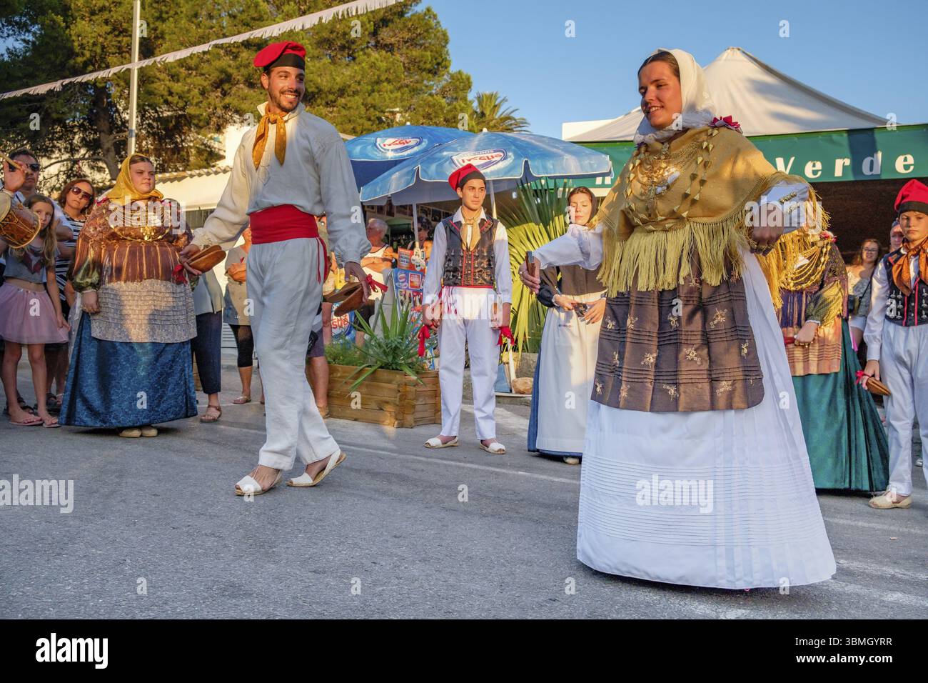 Paare tanzen, traditionelle Landtanz-Ballseiten, typisch ibizanischer Tanz, Portinax, Ibiza, Balearen, Spanien, Europa Stockfoto