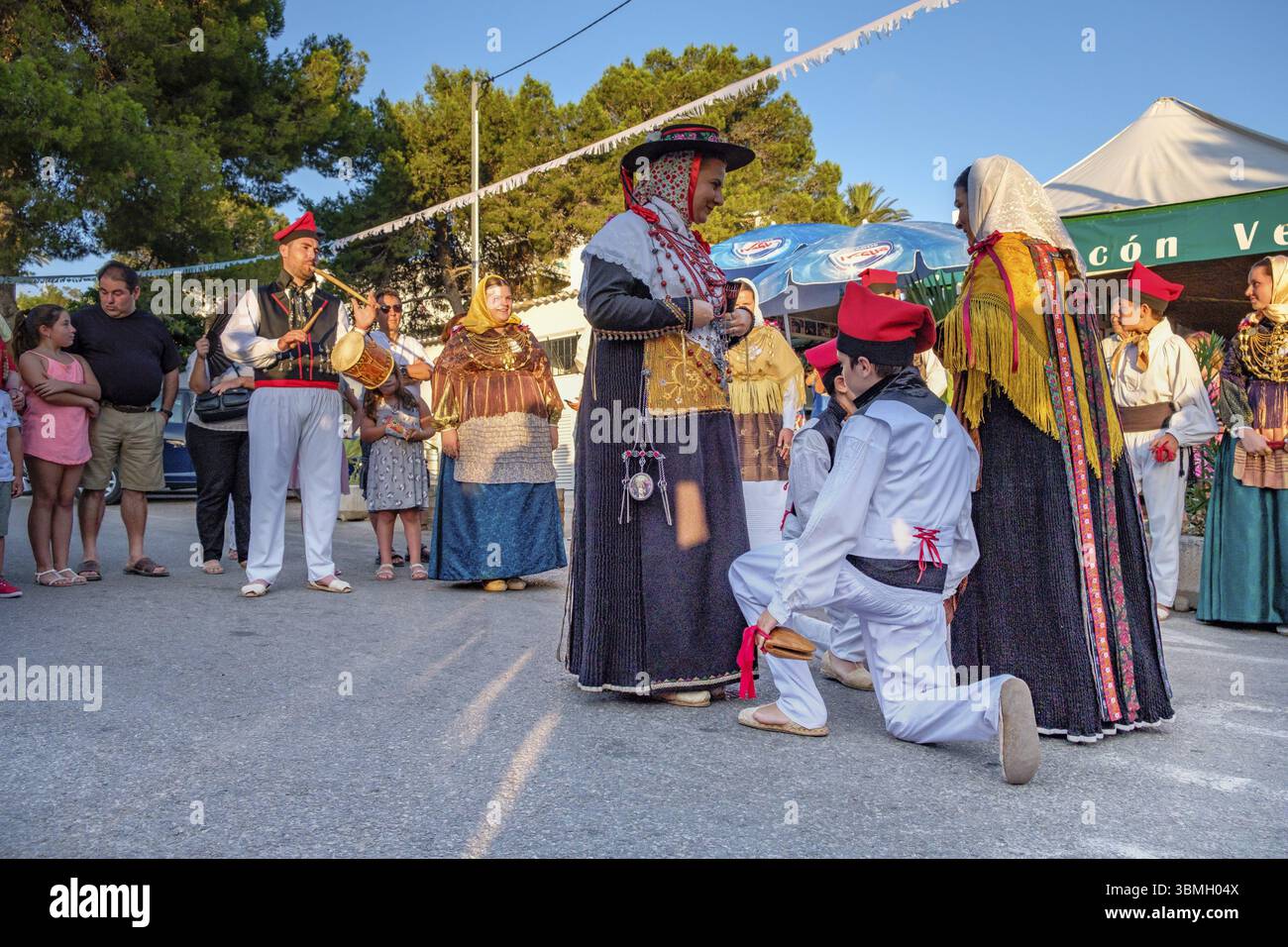 Paare tanzen, traditionelle Landtanz-Ballseiten, typisch ibizanischer Tanz, Portinax, Ibiza, Balearen, Spanien, Europa Stockfoto