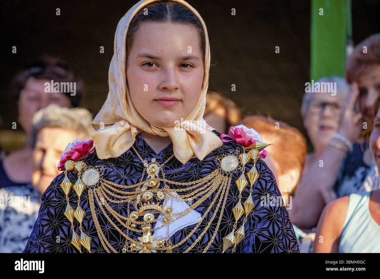 Details der traditionellen Damenkostüme, der traditionellen Ballseiten des Landtanzes, des typischen ibizanischen Tanzes, Portinax, Ibiza, Balearen, Spanien, Europa Stockfoto
