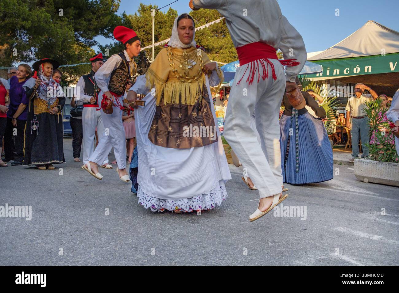 Paare tanzen, traditionelle Landtanz-Ballseiten, typisch ibizanischer Tanz, Portinax, Ibiza, Balearen, Spanien, Europa Stockfoto