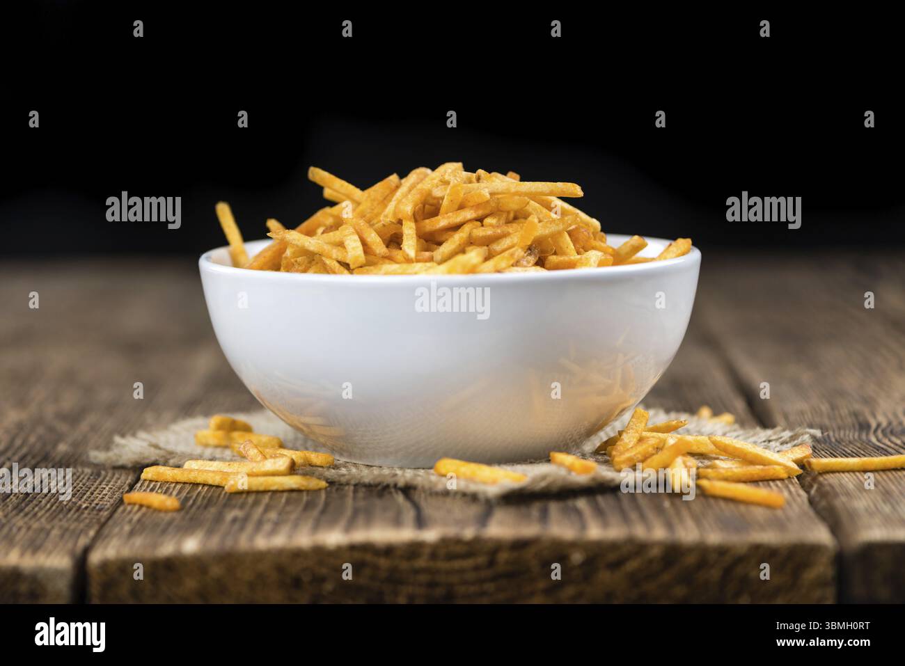 Einige fried Potato Sticks (Nahaufnahme) auf einem alten Holztisch Stockfoto