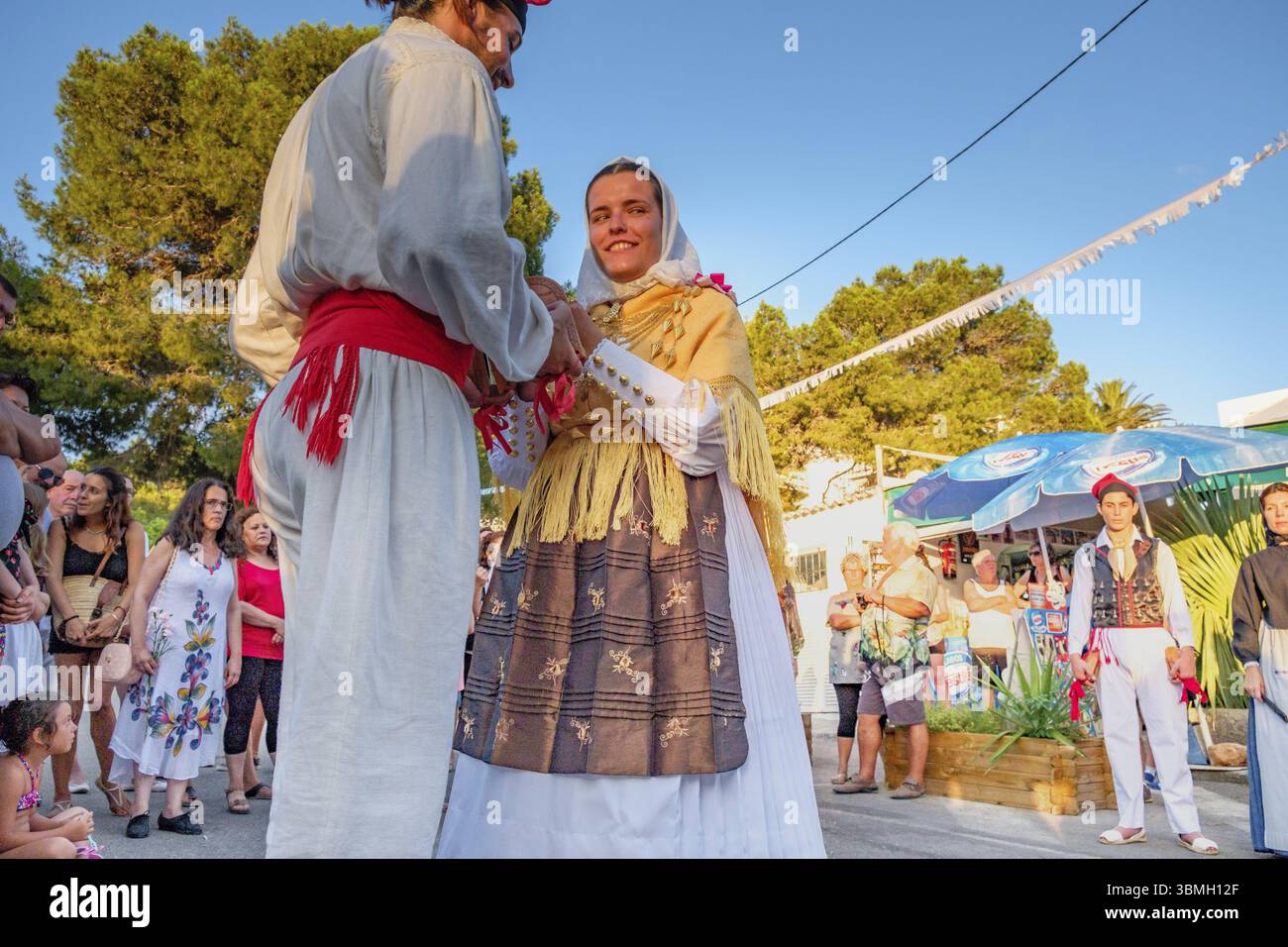 Paare tanzen, traditionelle Landtanz-Ballseiten, typisch ibizanischer Tanz, Portinax, Ibiza, Balearen, Spanien, Europa Stockfoto
