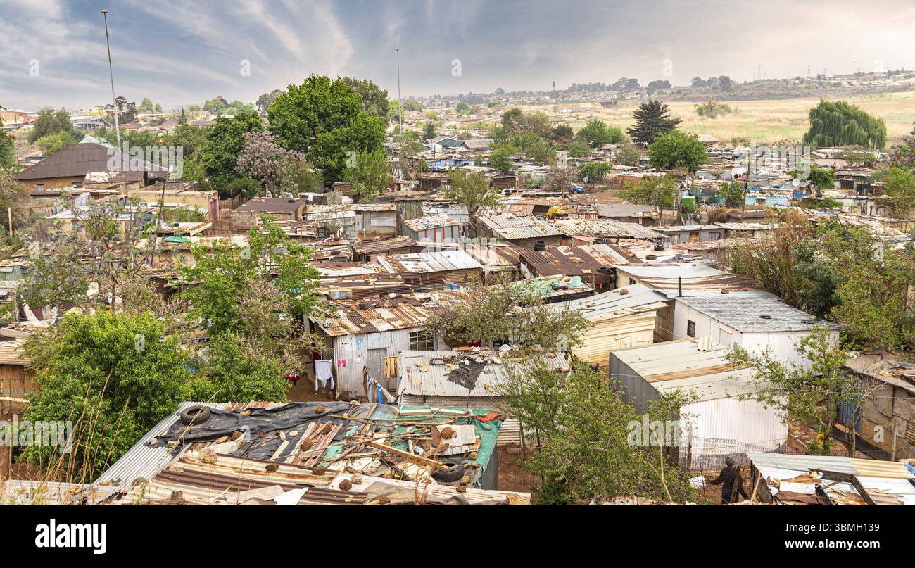 Arme Townships neben Johannesburg, Südafrika, mit einem dramatischen Himmel, Afrika Stockfoto