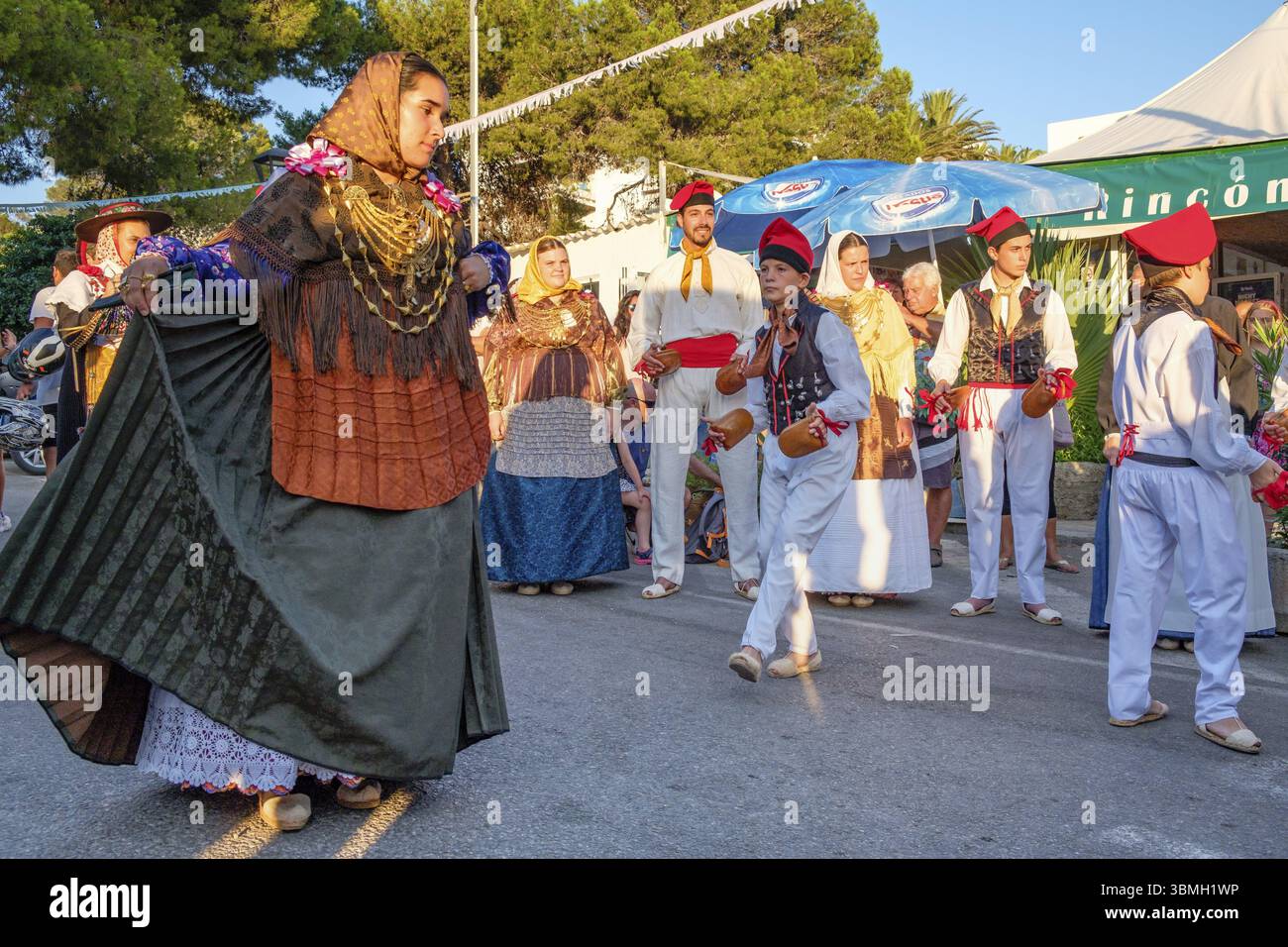 Paare tanzen, traditionelle Landtanz-Ballseiten, typisch ibizanischer Tanz, Portinax, Ibiza, Balearen, Spanien, Europa Stockfoto