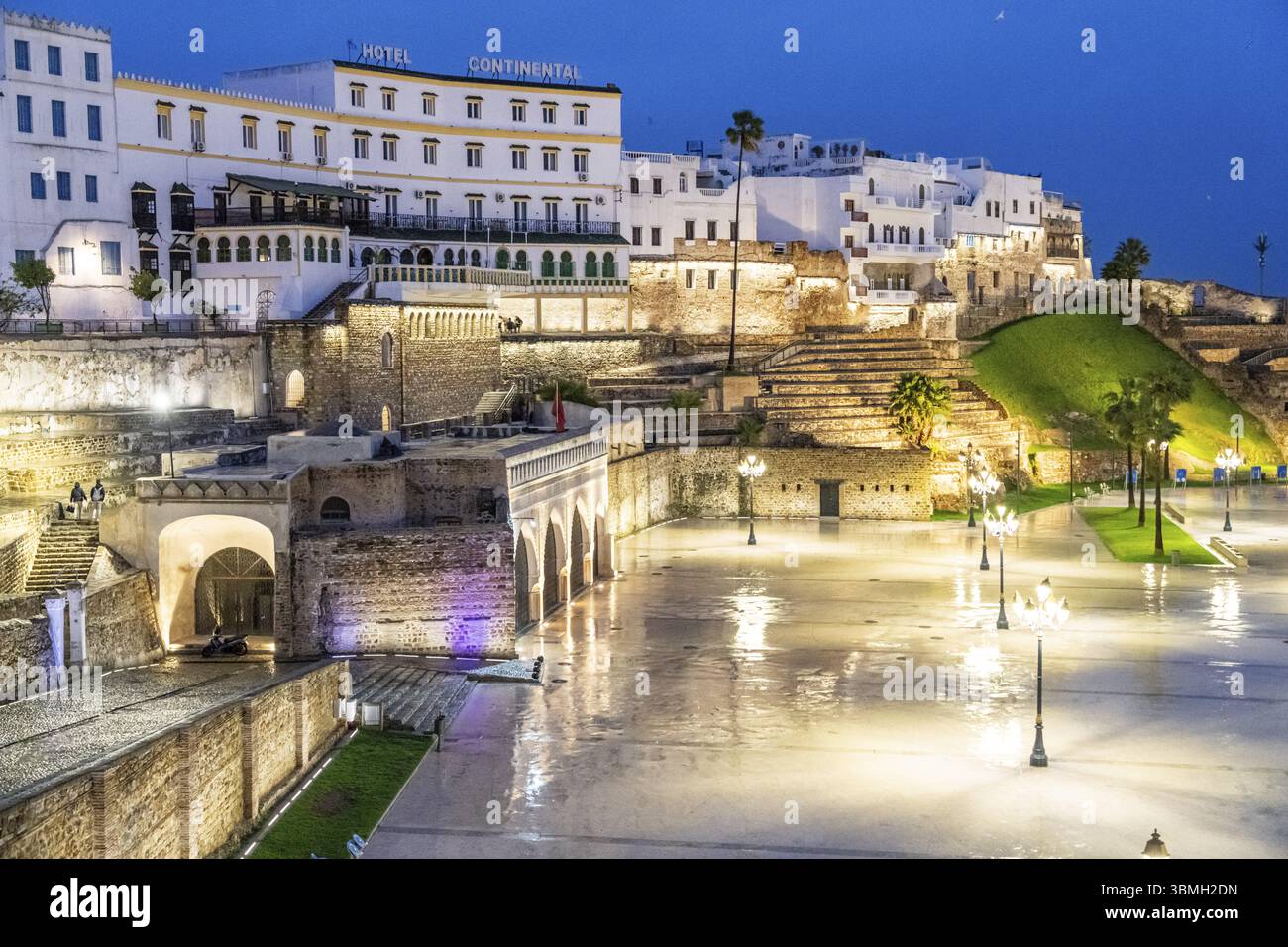 Alte befestigte Stadtmauer und Continental Hotel, Bab El Marsa, Tanger, Marokko, Nordafrika, Afrika Stockfoto