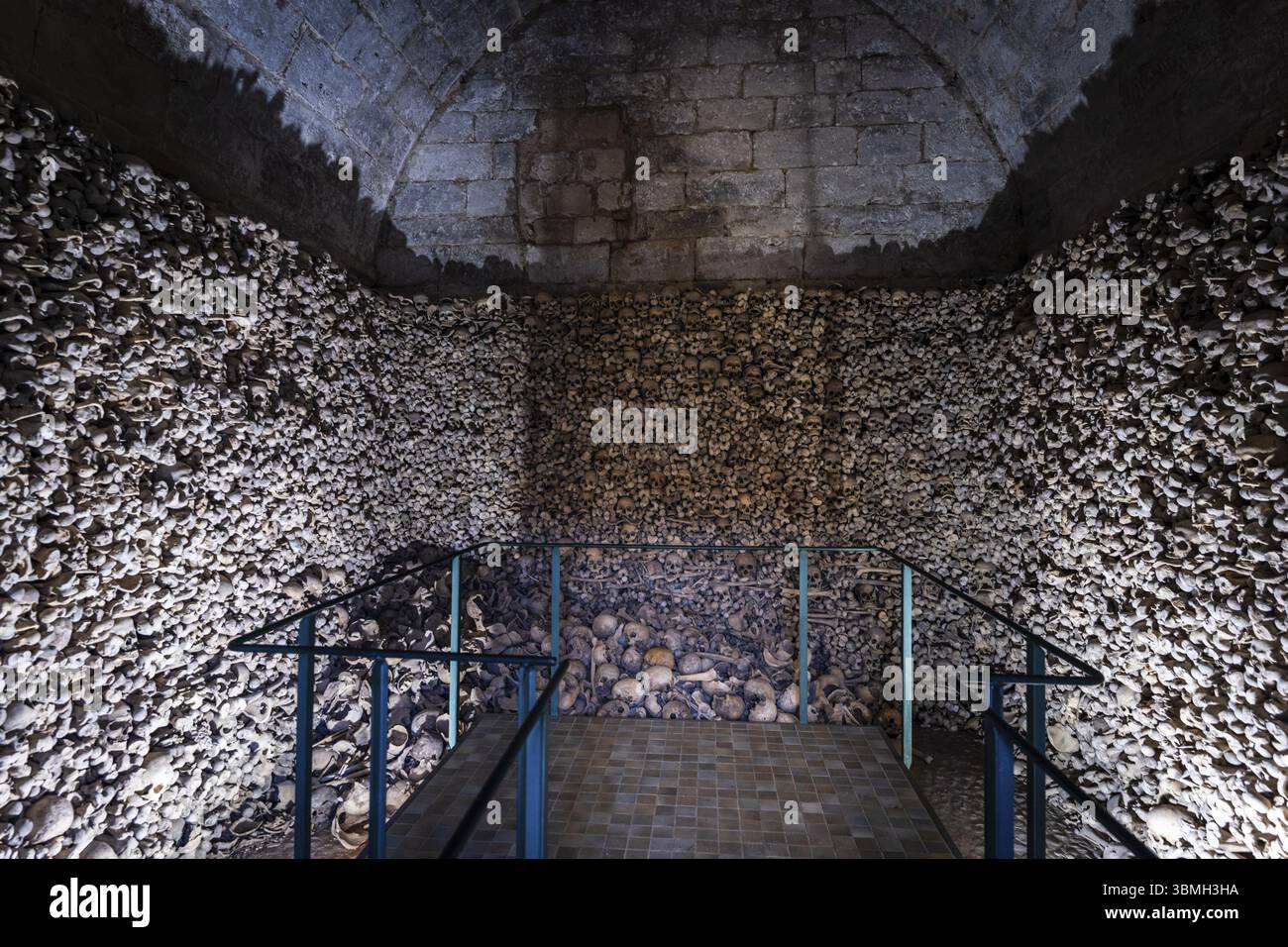 Ossarium mit Skeletten aus dem 13. Bis 18. Jahrhundert, präromanischer Tempel von Santa Maria de Wamba, 10. Jahrhundert, Region Montes Torozos, Vallado Stockfoto