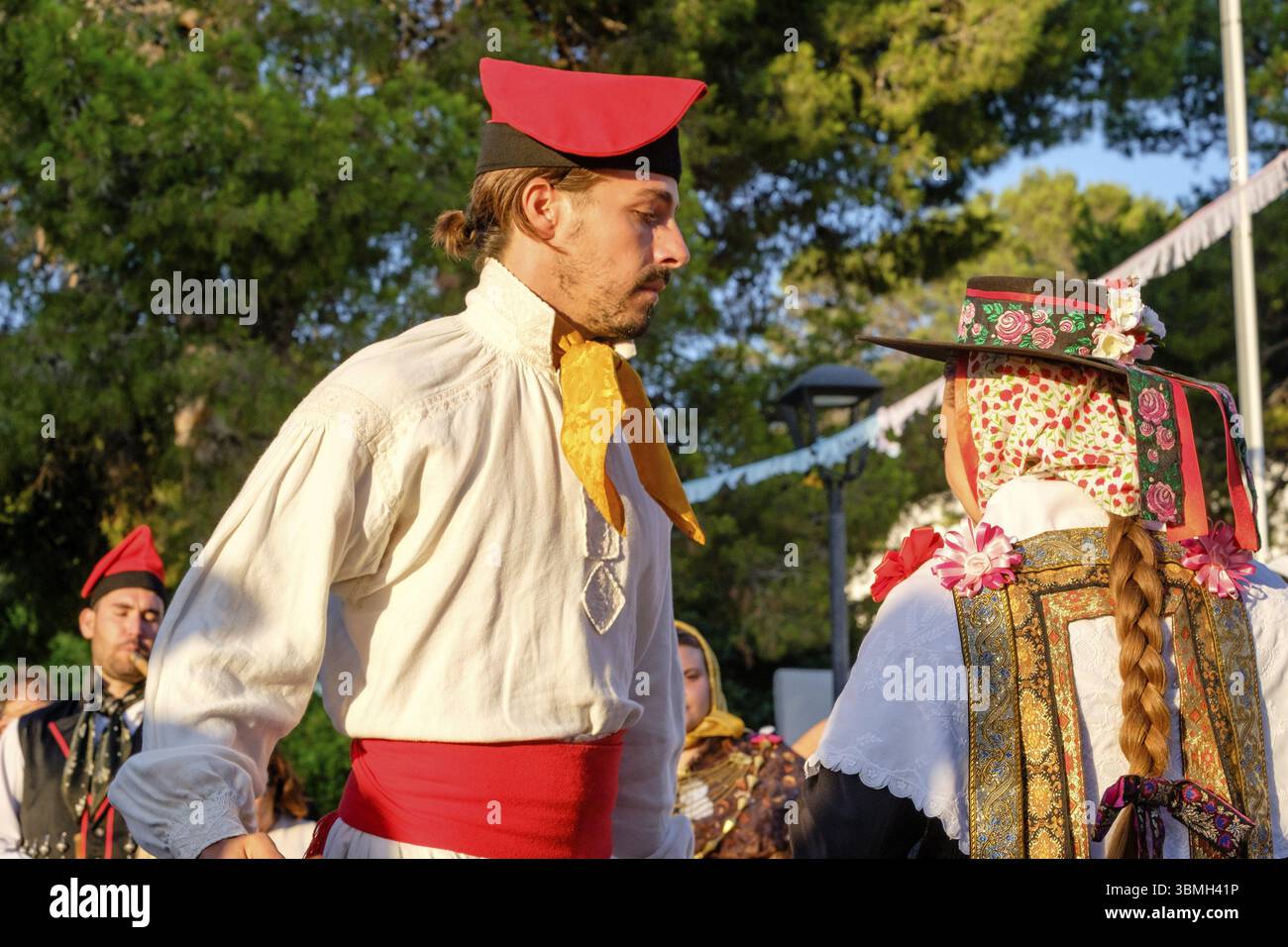 Paare tanzen, traditionelle Landtanz-Ballseiten, typisch ibizanischer Tanz, Portinax, Ibiza, Balearen, Spanien, Europa Stockfoto