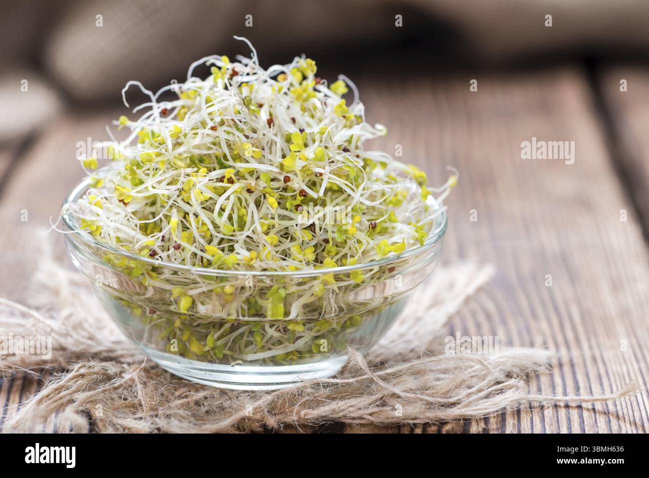 Einige frische Brokkoli Rosenkohl (Nahaufnahme) auf rustikalen hölzernen Hintergrund Stockfoto