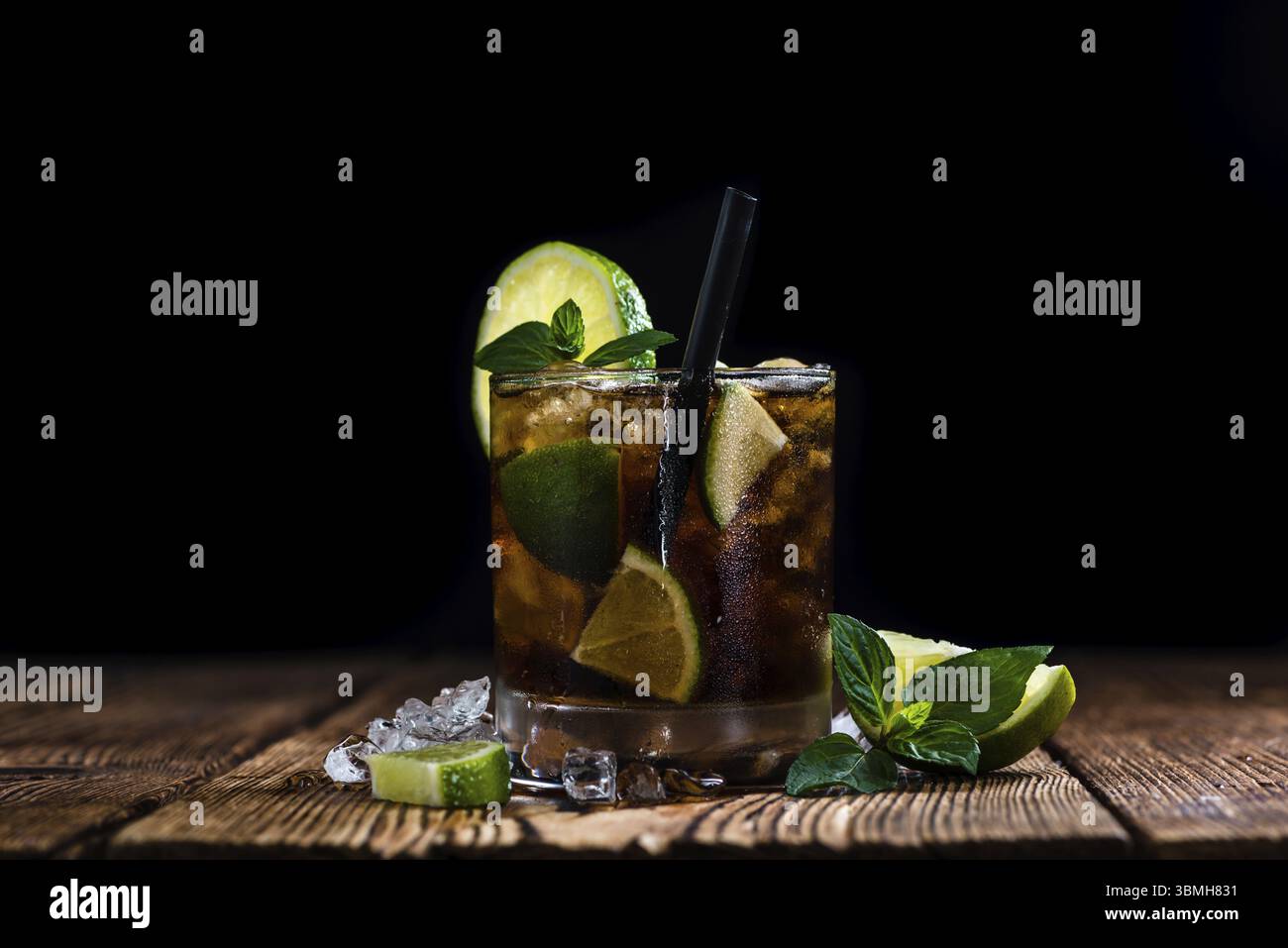 Frisch gemacht Cuba Libre mit braunen rum und lecker Kalk Stockfoto