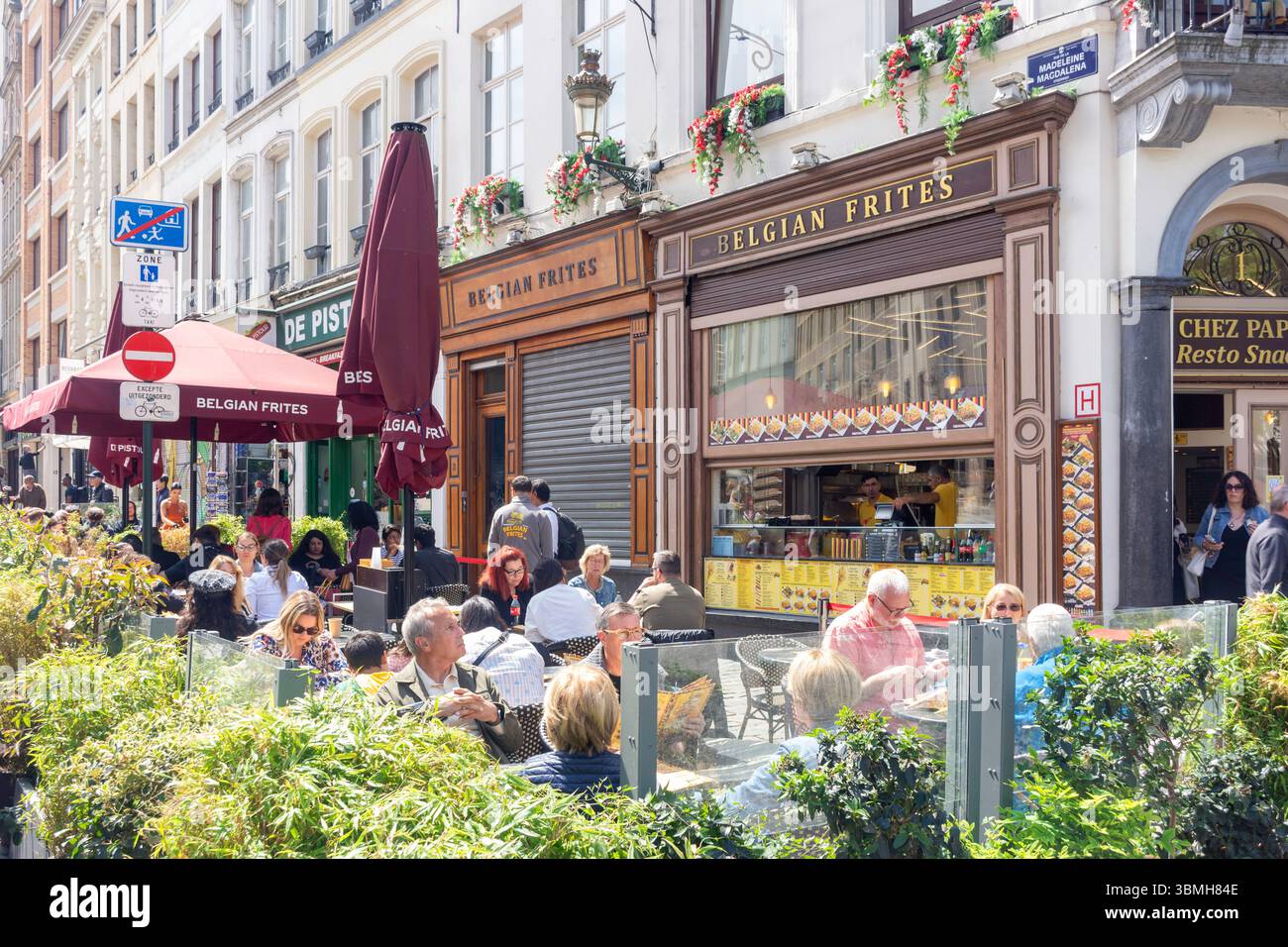 Restaurant im Freien, Rue de la Madeleine, Bruxelles-Ville, Stadt Brüssel (Bruxelles), Region Brüssel-Hauptstadt, Königreich Belgien Stockfoto