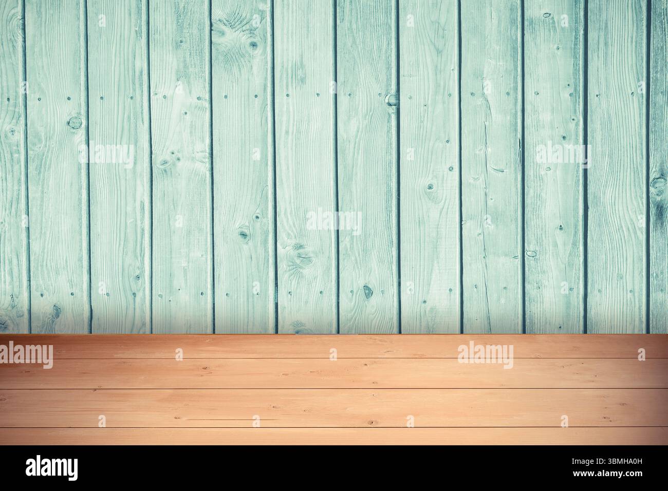 Leerer Holzboden und türkisfarbene Dielenwand bieten eine minimalistische Kulisse in flachem Design Stockfoto
