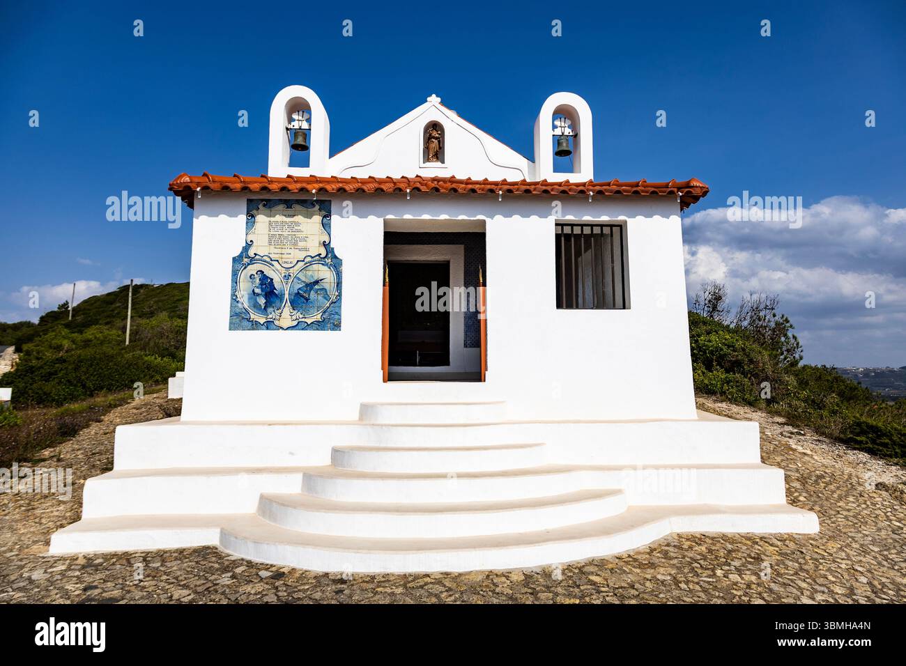 Fassade der Kapelle von Santo Antonio, auf einem Hügel in der Nähe des Strandes in der Pfarrei Sao Martinho do Porto, Portugal Stockfoto