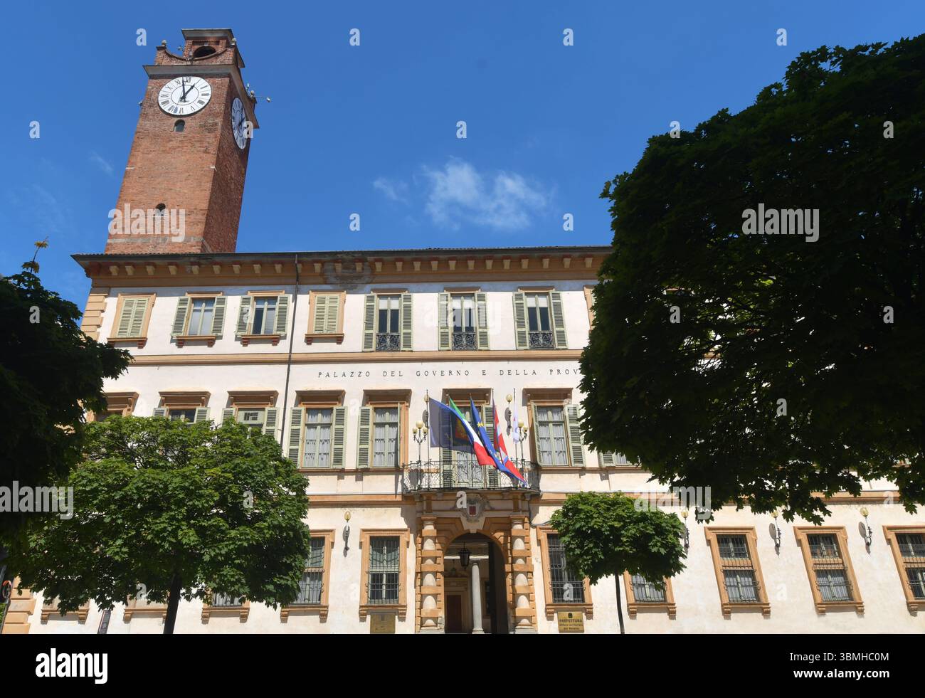 Novara ist eine wunderschöne Stadt im Piemont, aber in der Nähe der Lombardei. Sein Symbol ist die hohe Kuppel von San Gaudenzio von Alessandro Antonelli, seine Plätze und Th Stockfoto