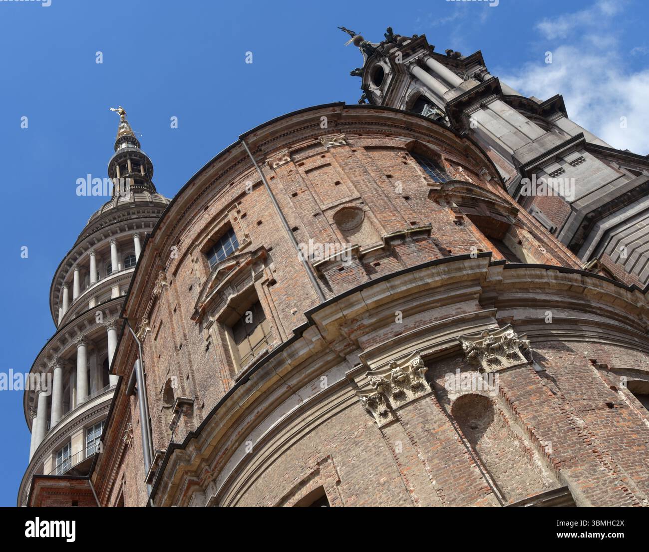 Novara ist eine wunderschöne Stadt im Piemont, aber in der Nähe der Lombardei. Sein Symbol ist die hohe Kuppel von San Gaudenzio von Alessandro Antonelli, seine Plätze und Th Stockfoto
