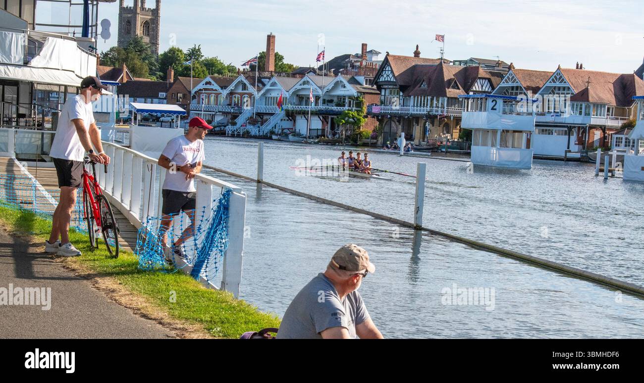 Royal Regatta 2025 – die Crews machen sich mit dem Regatta-Kurs vertraut, während die Reisebusse beobachten, sie auswerten und mit den Reisebussen kommunizieren.“ die Henley Royal Regatta 2025 beginnt heute Gestalt anzunehmen, als Mannschaften, Reisebusse und Boote in Henley-on-Thames ankommen. Eifrige Ruderer begeben sich ins Wasser, um sich mit der berühmten 550-Meter-Strecke vor den Qualifikationsrennen vertraut zu machen, die am Freitag, den 27. Juni um 14:00 Uhr beginnen. Die Regatta findet offiziell von Dienstag, 1. Juli bis Sonntag, 6. Juli statt und umfasst sechs aufregende Renntage Credit Gary Blake./Aamy Live News Stockfoto