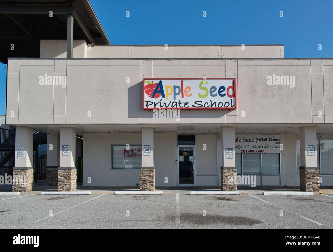 Houston, Texas, USA 06-22-2025: Apple Seed Private School Kindertagesstätte, Außenansicht. Stockfoto