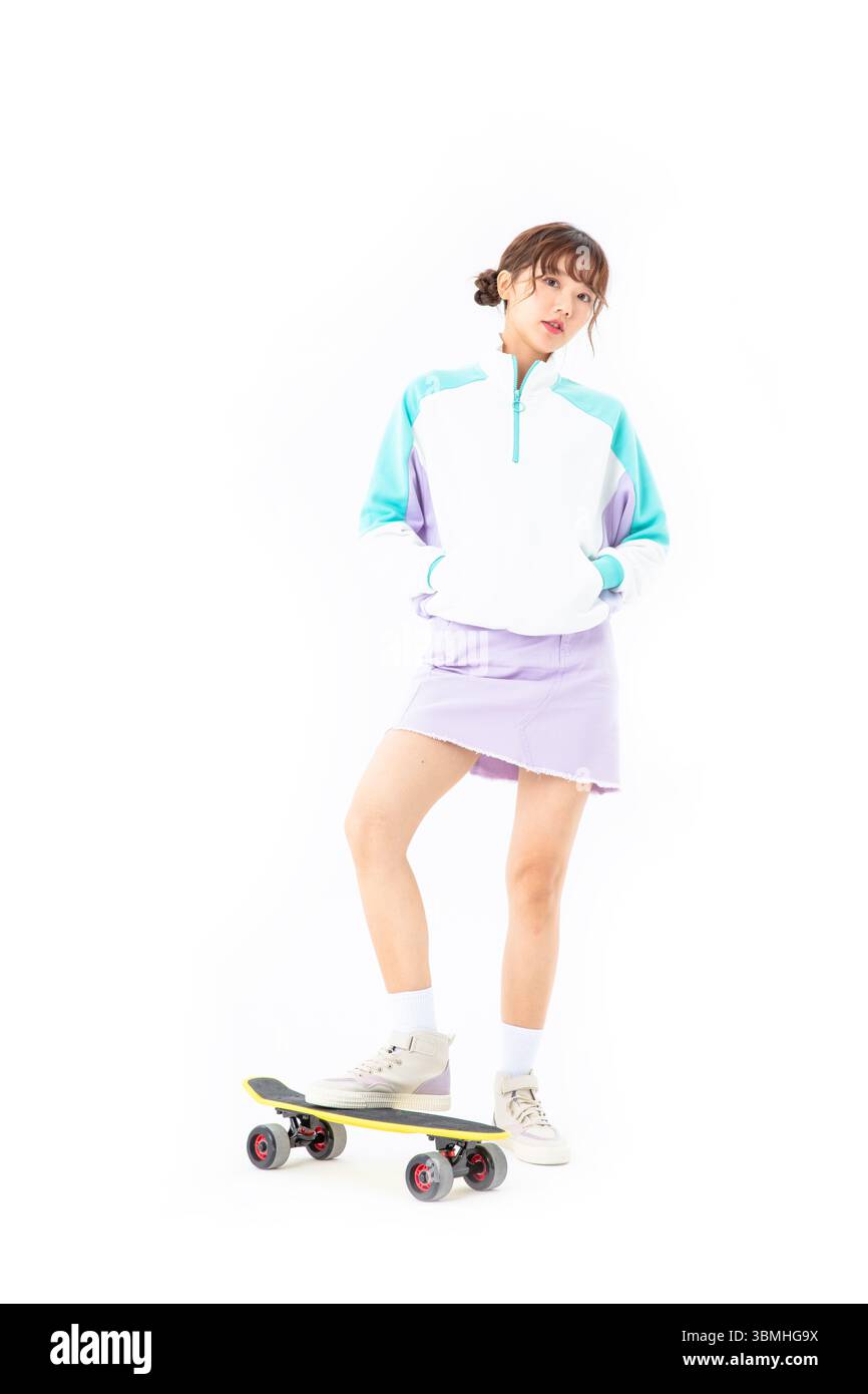 Eine junge Studentin skateboarding​ Stockfoto