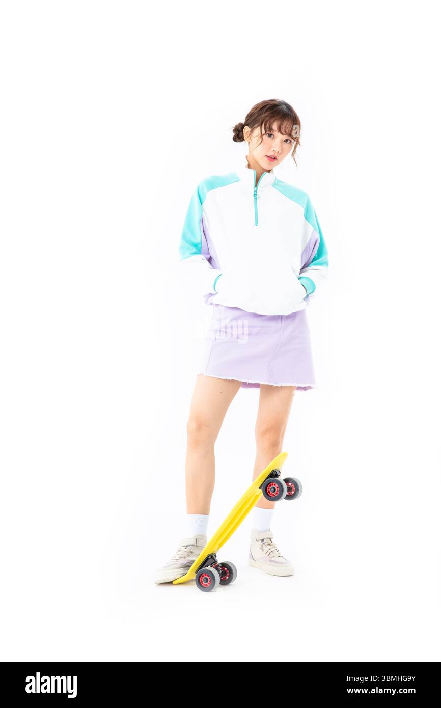Eine junge Studentin skateboarding​ Stockfoto