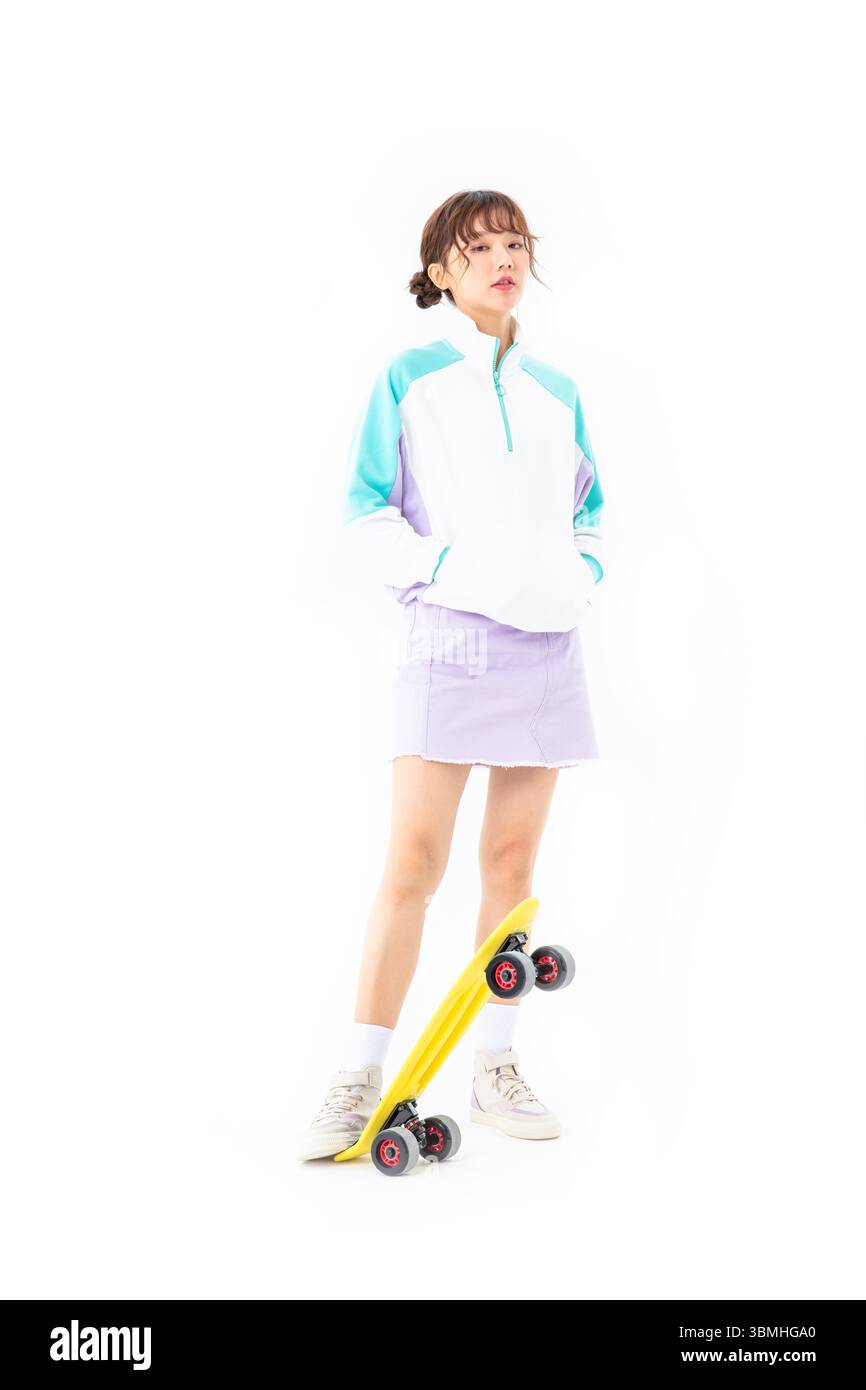 Eine junge Studentin skateboarding​ Stockfoto