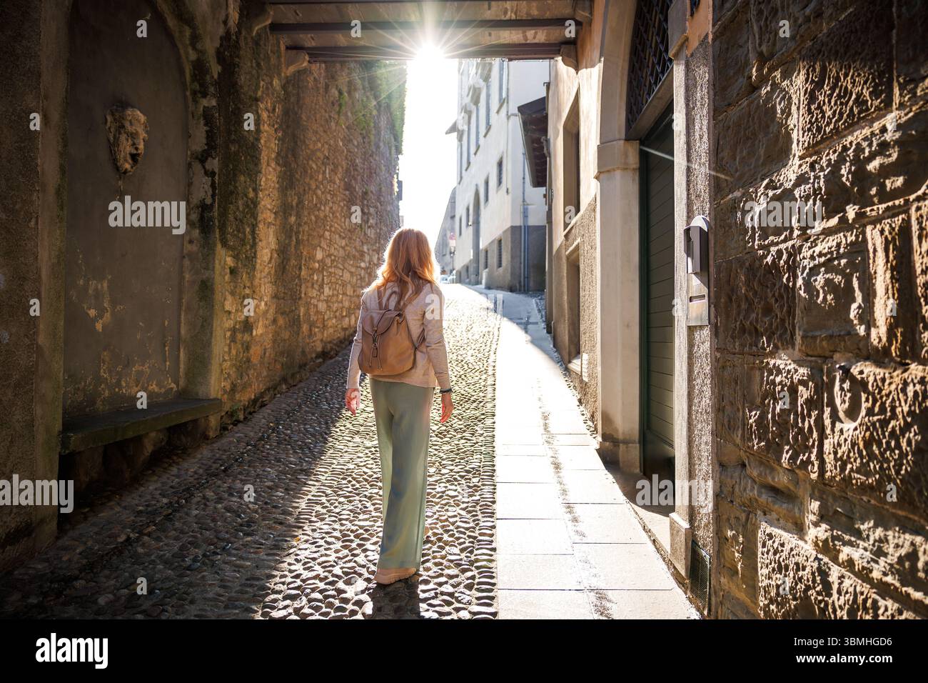 Touristen erkunden die Straßen der Citta Alta in Bergamo, Italien. Urlaub in der antiken europäischen Stadt. Lifestyle-Konzept für Alleinreisende Stockfoto