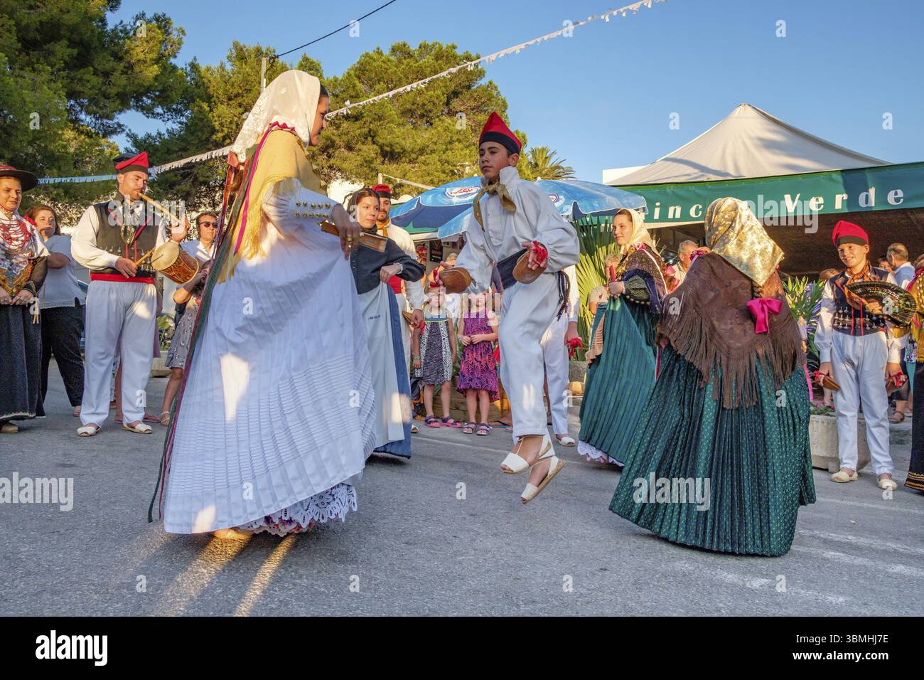 Paare tanzen, traditionelle Landtanz-Ballseiten, typisch ibizanischer Tanz, Portinax, Ibiza, Balearen, Spanien, Europa Stockfoto